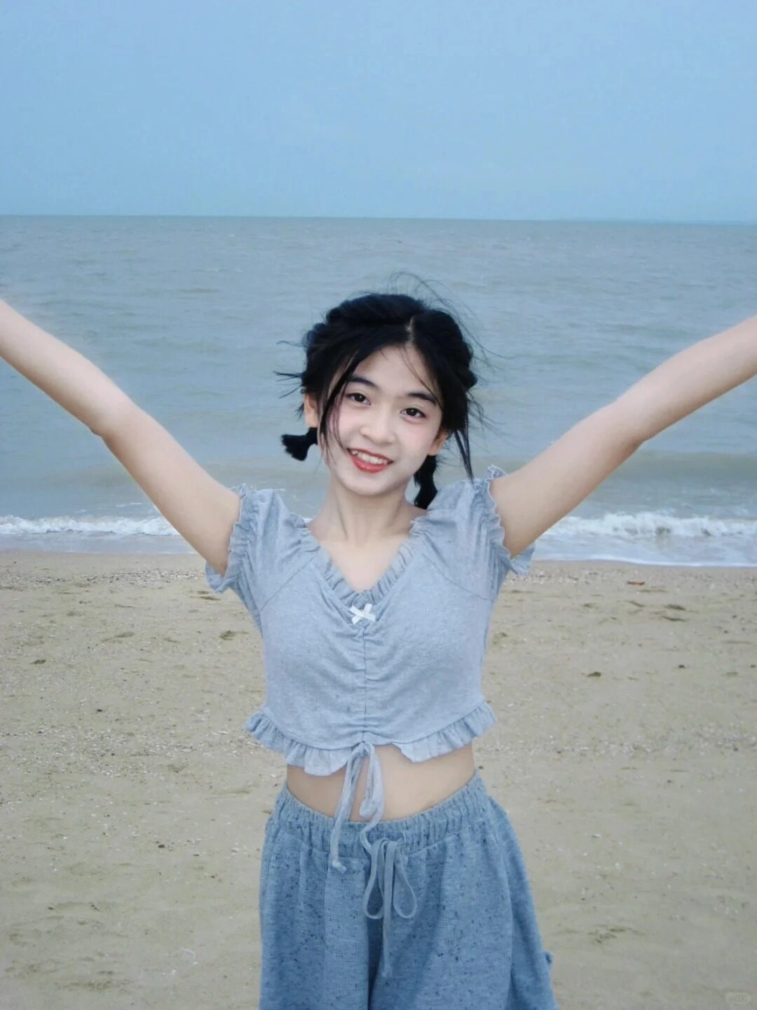 Cô gái tự tin dưới ánh hoàng hôn, nét đẹp hòa quyện cùng thiên nhiên.