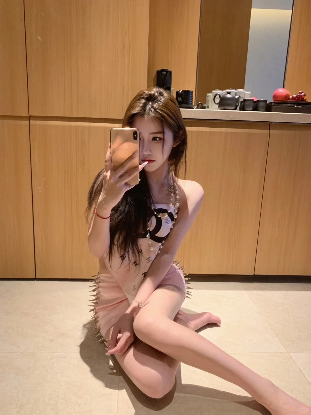 Tạo phong cách quyến rũ dưới sàn, tóc dài, váy hồng sành điệu selfie hoành.