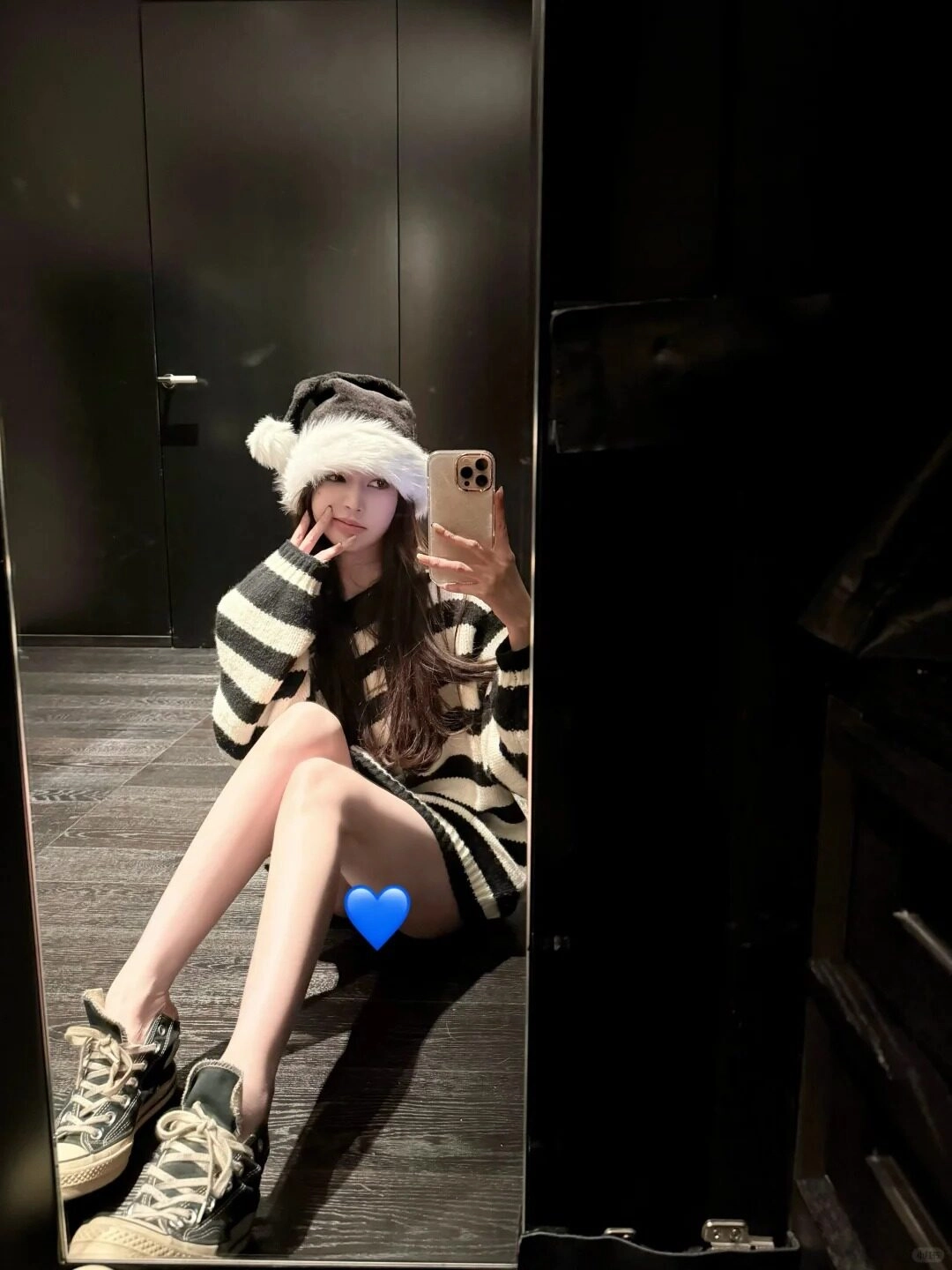 Áo len ngang, mũ len tới bản, tạo kiểu dáng vừa vặn yêu thích.