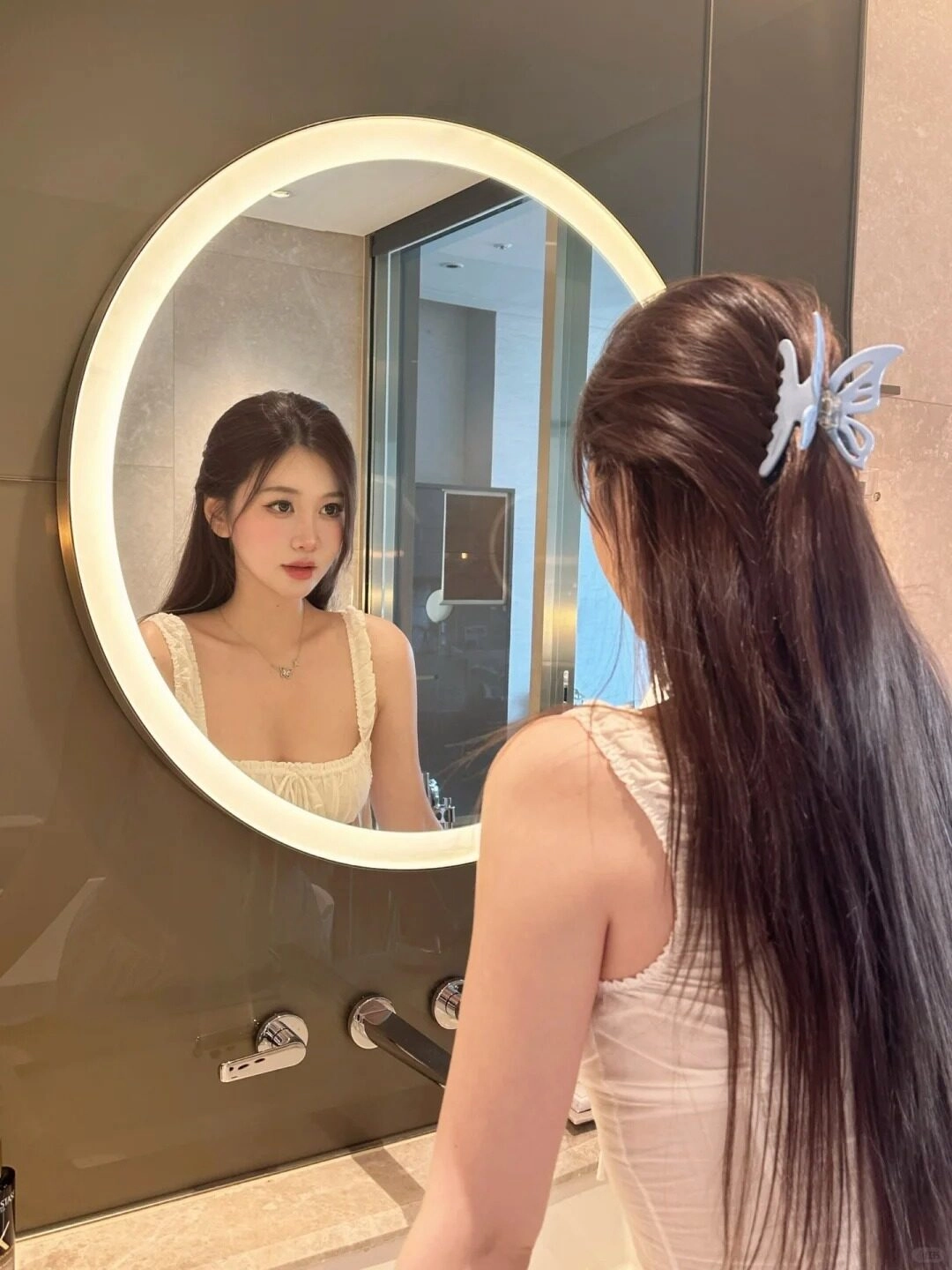 Tóc dài kẹp bướm bướm, ánh mắt soi vào vách, vẻ đẹp nữ tính, mơ mộng.