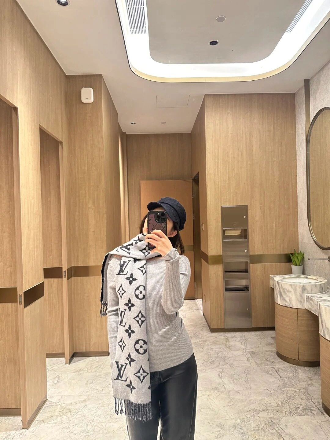 Áo len, khăn LV, mũ phong cách thời trang sang trọng chụp trong WC.