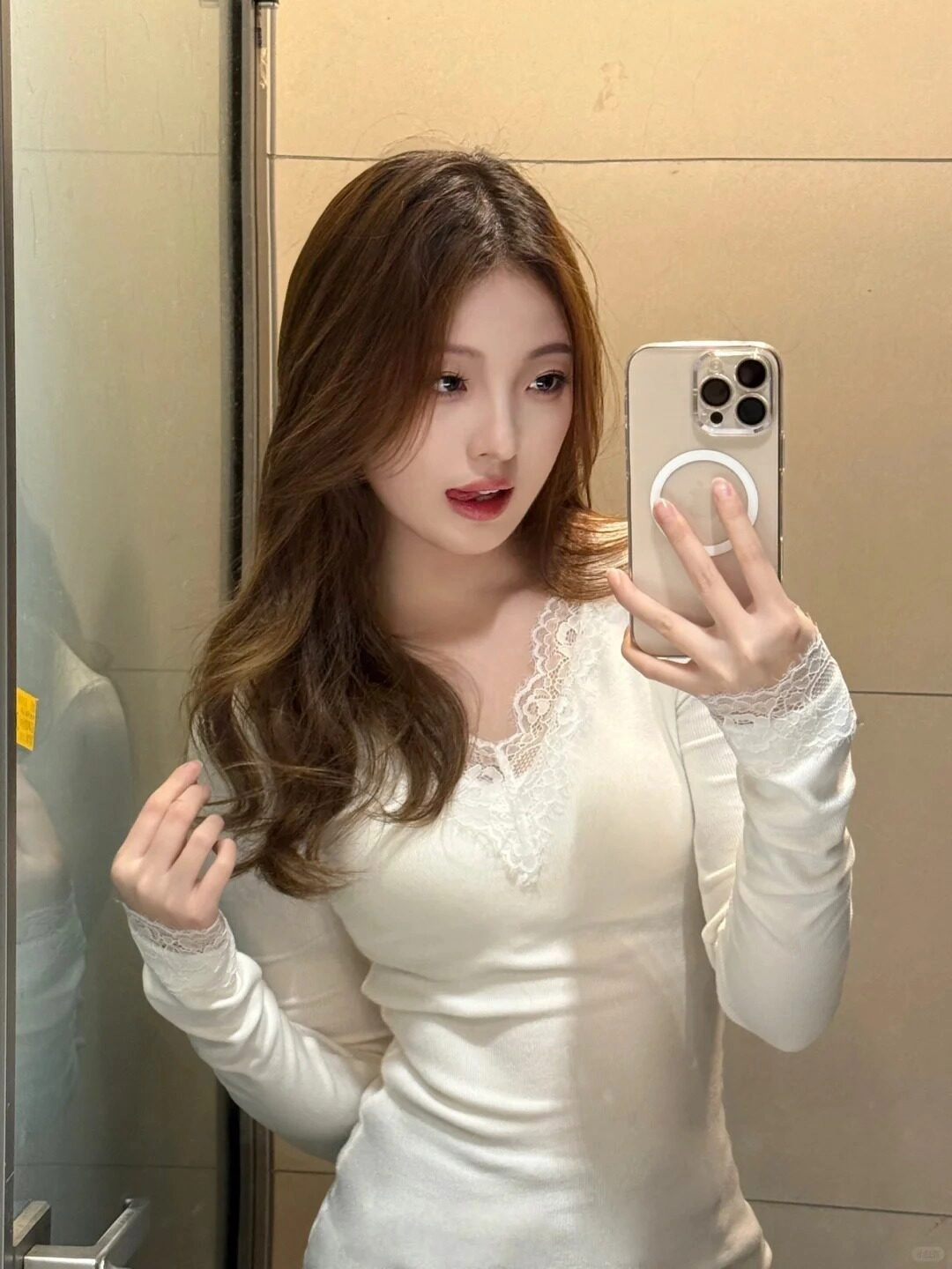 Áo cổ trắng ren thanh lịch, tóc dài xoăn nhẹ, xà mặt trang điểm cuốn hút.