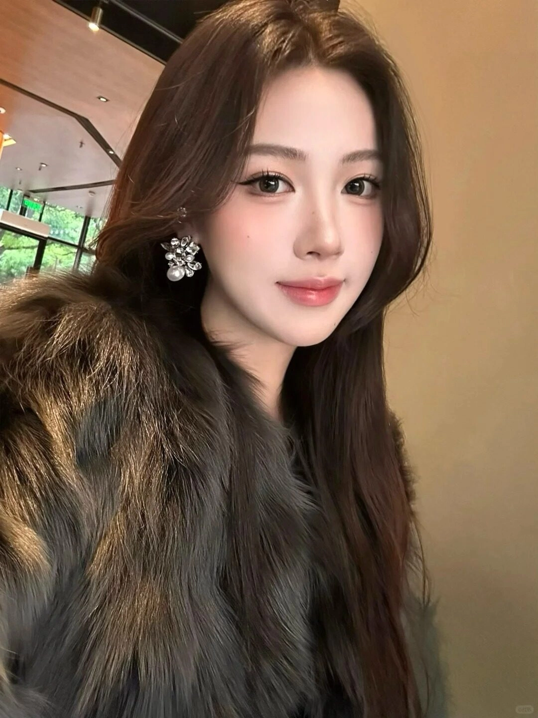 Mỹ nhân diện áo lông sang trọng, thần thái sắc mật, cuốn hút.