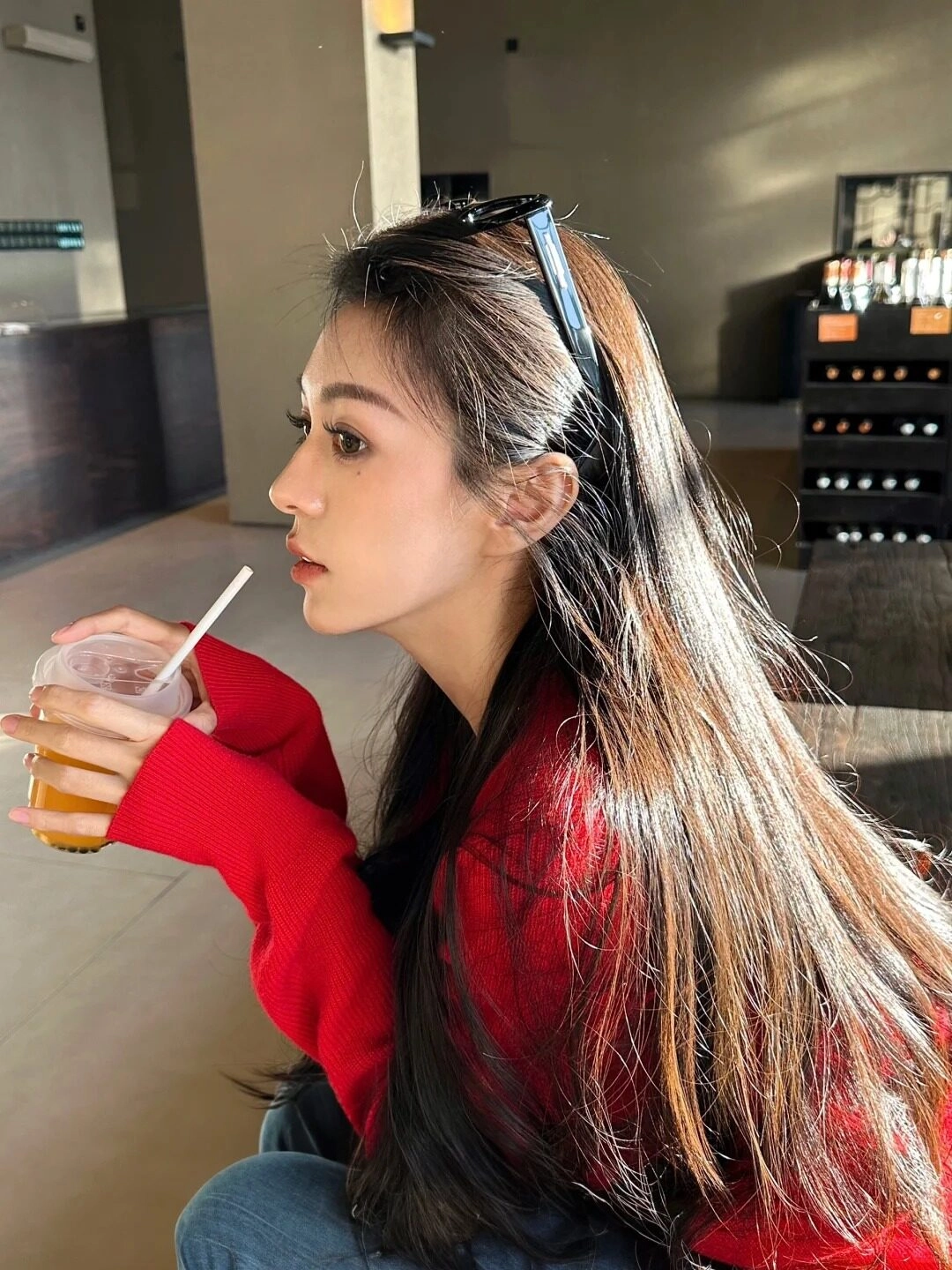 Hot girl áo đỏ, tóc dài mượt, cầm trà sữa cực chill.