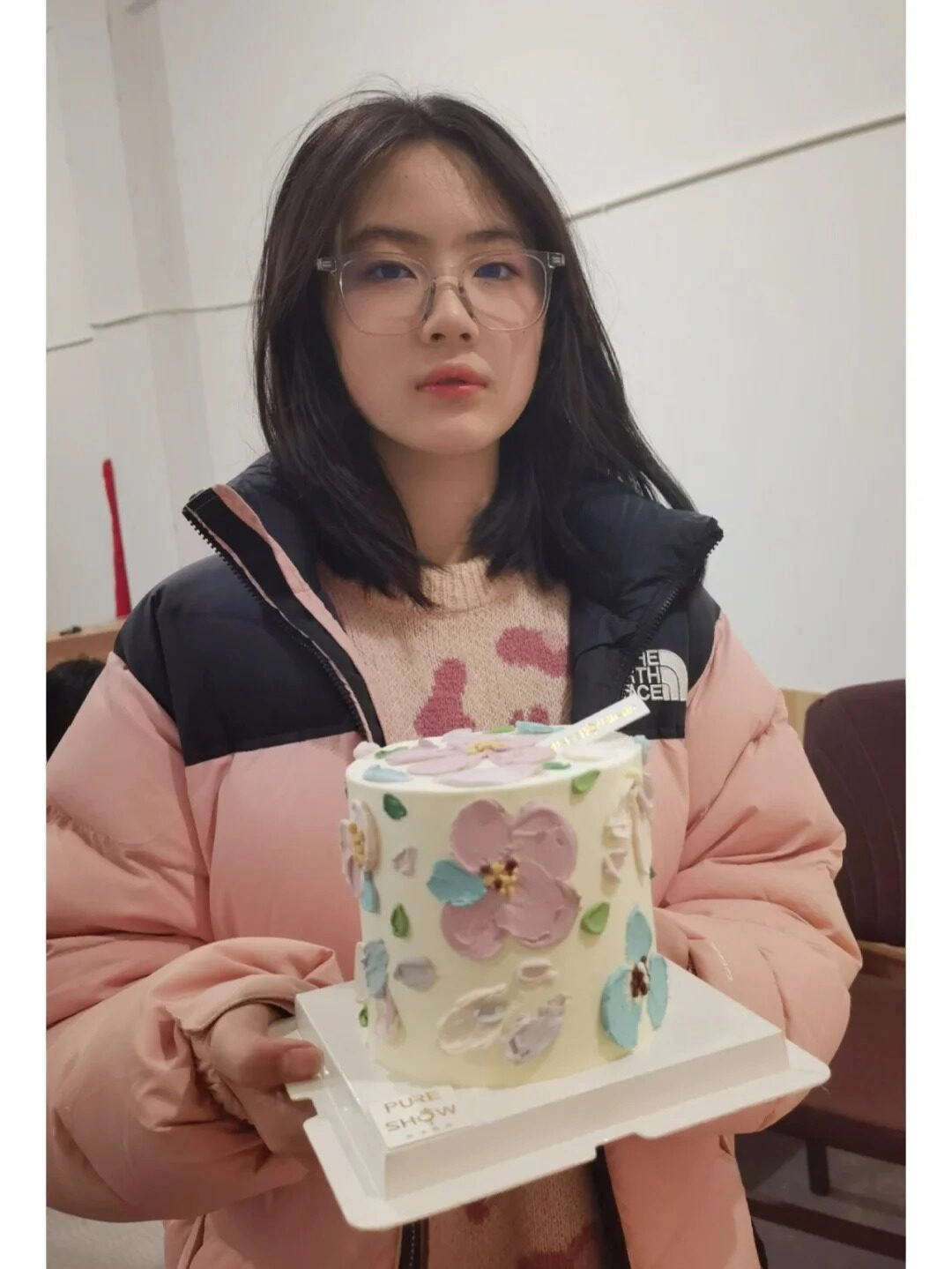 Bánh kem xinh xắn trên tay, nhưng gương mặt xinh đẹp mới là tâm điểm.