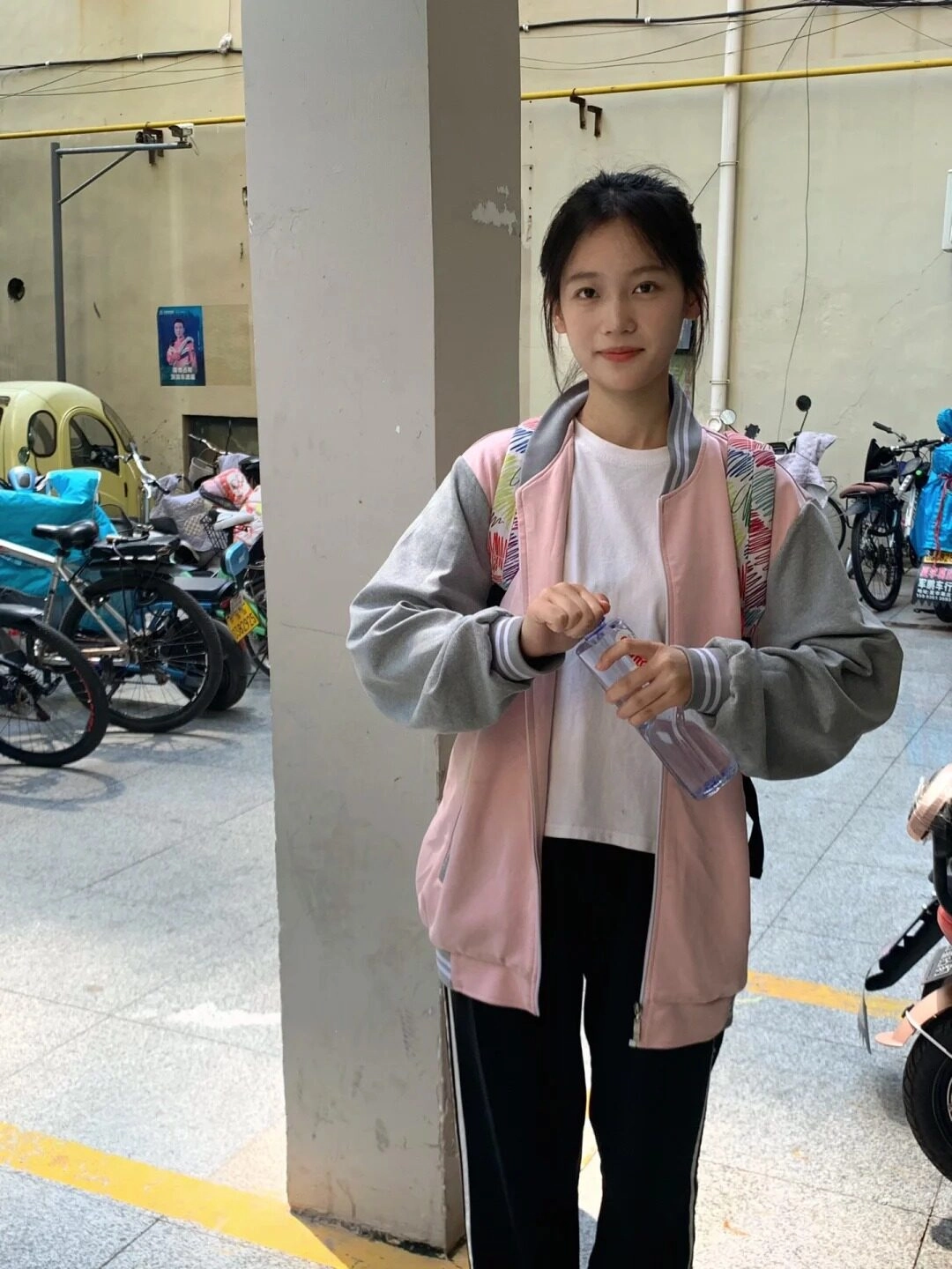 Trang phục năng động cùng balo, sẵn sàng cho một ngày học tập đầy hứng khởi!