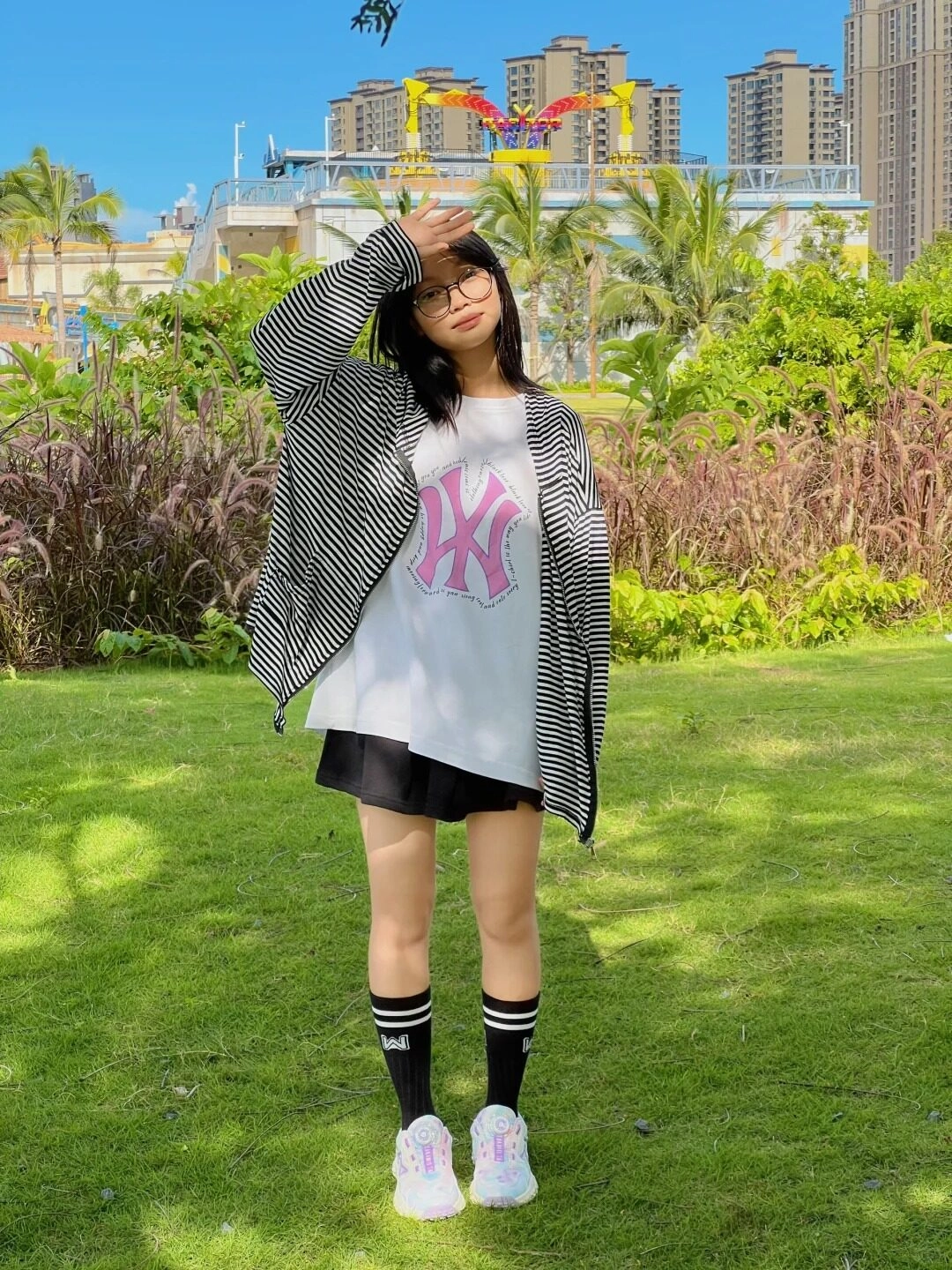 Nắng chói chang nhưng vẫn rạng rỡ, outfit thể thao tạo điểm nhấn giữa thiên nhiên.