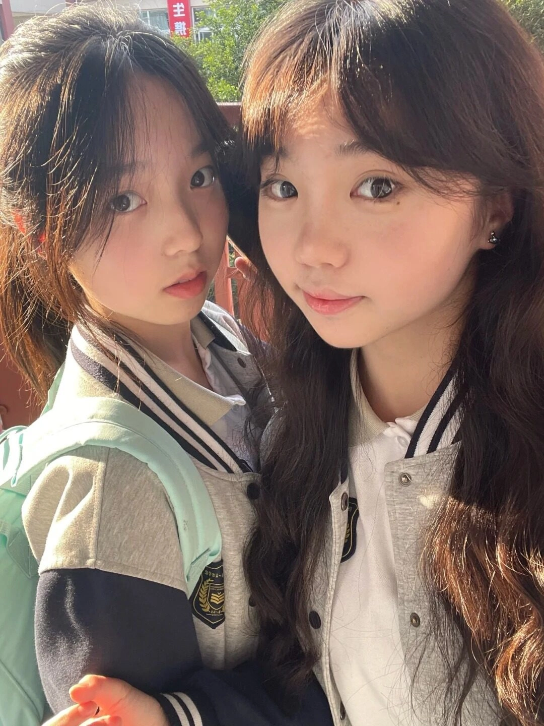 Ánh mắt ngạc nhiên của đôi bạn học sinh thu hút mọi ánh nhìn.