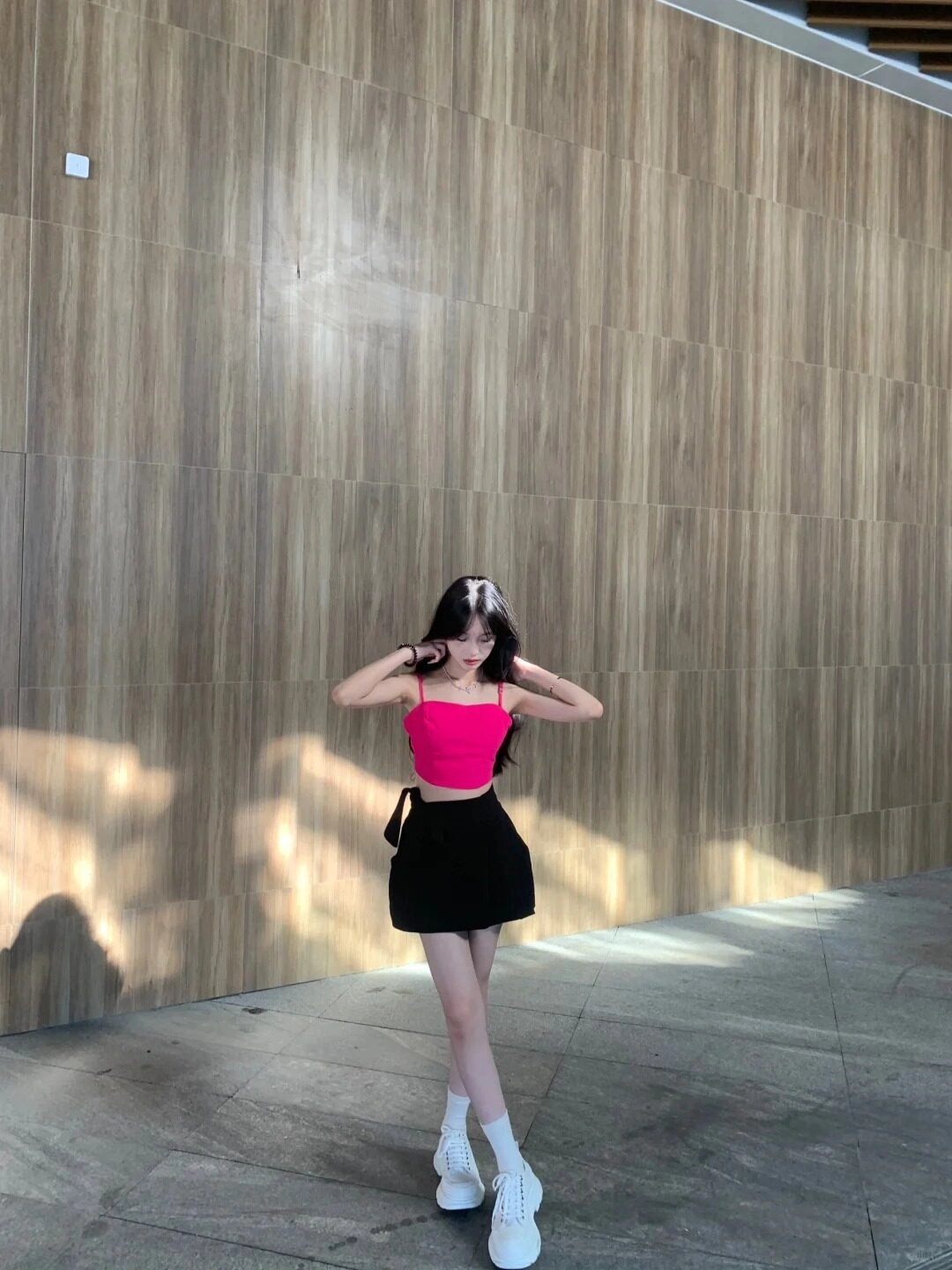 Chỉnh lại tóc, cô nàng nhẹ nhàng chuẩn bị tạo dáng.