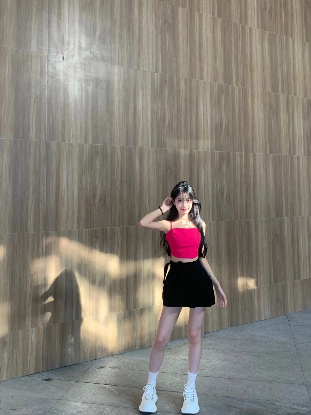 Chiếc áo hồng nổi bật làm cô gái trở nên đầy năng động và tự tin