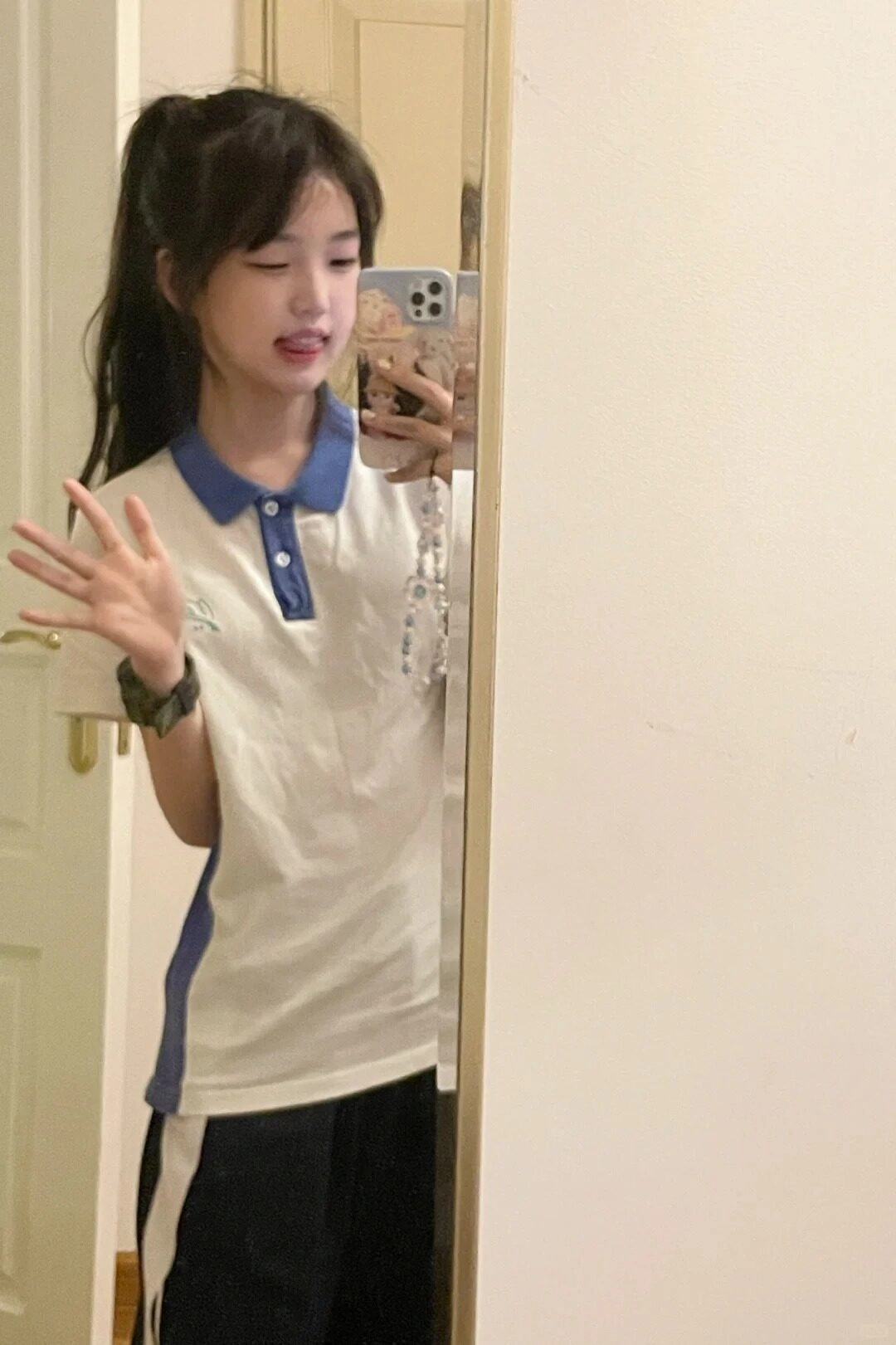Vẫy tay đáng yêu, cô nàng thoải mái selfie trước gương.