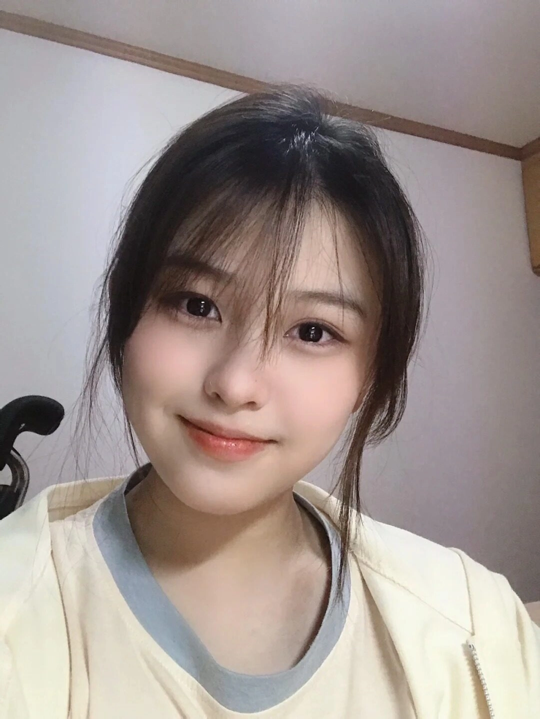 Gương mặt nhẹ nhàng xinh xắn cùng kiểu tóc búi cao thanh lịch.