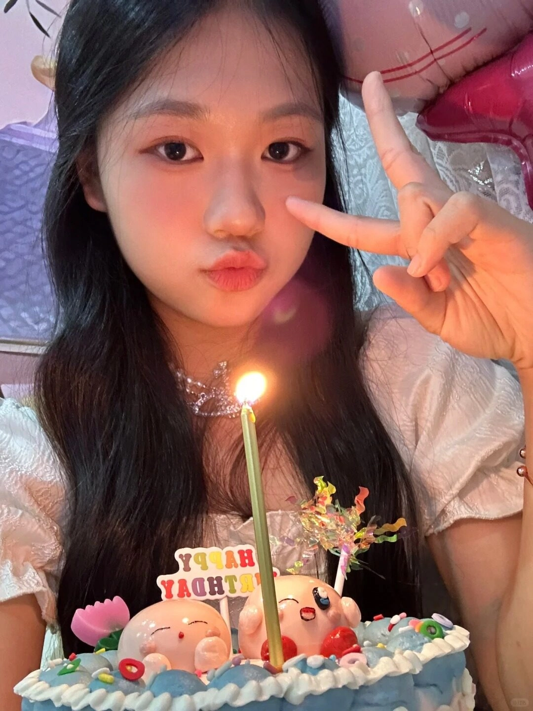 Nhẹ nhàng chu môi thổi nến, cô gái mừng sinh nhật thật ngọt ngào.
