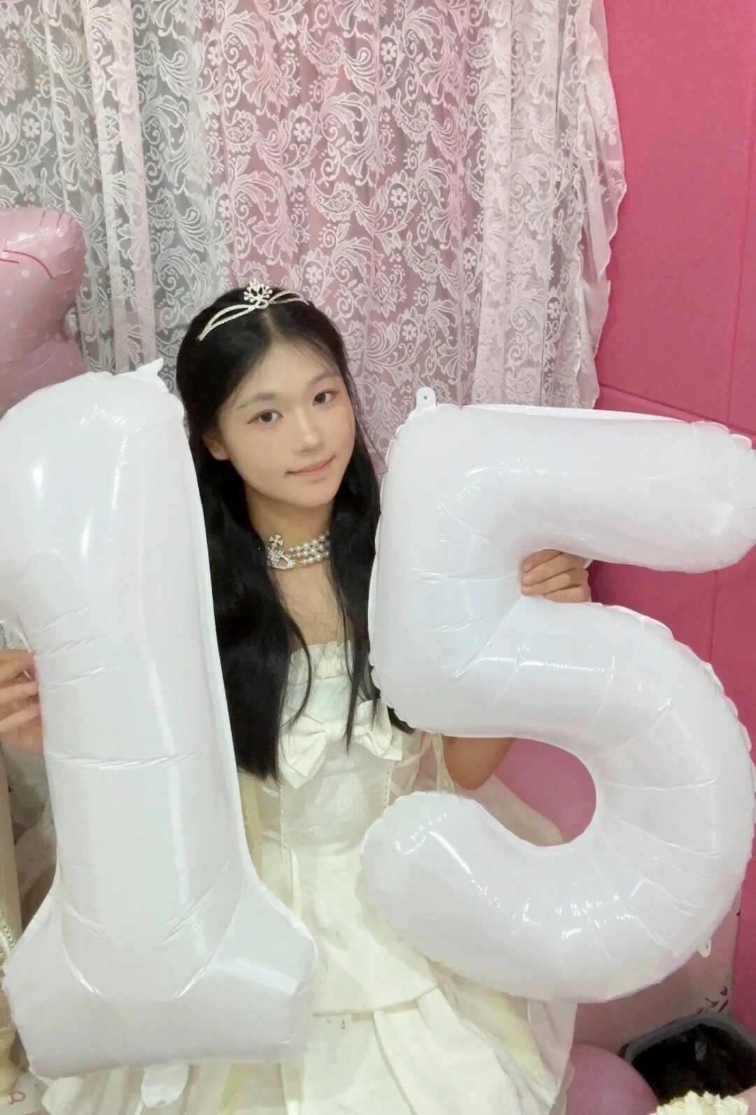 Chúc mừng tuổi 15 đầy xinh đẹp, cô gái mang váy trắng tạo dáng chụp hình