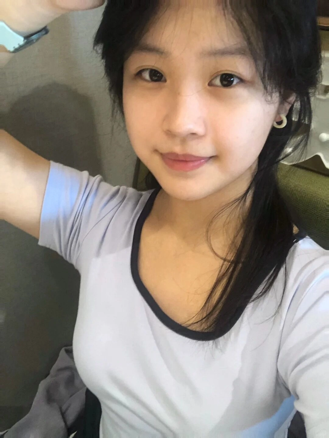 Gương mặt tươi sáng, cô gái dịu dàng đưa tay vén tóc làm duyên.