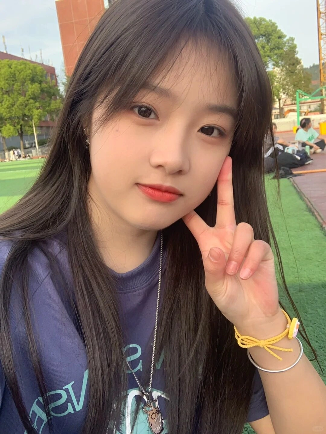 Nhẹ nhàng tạo dáng ngón tay chữ V, cô gái xinh xắn chụp ảnh selfie.