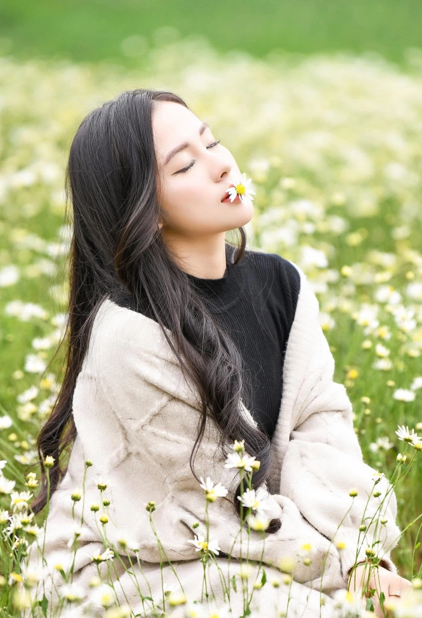 Gái xinh với nụ cười dịu dàng giữa cánh đồng hoa, ánh mắt một chút muộn màng thư thái.