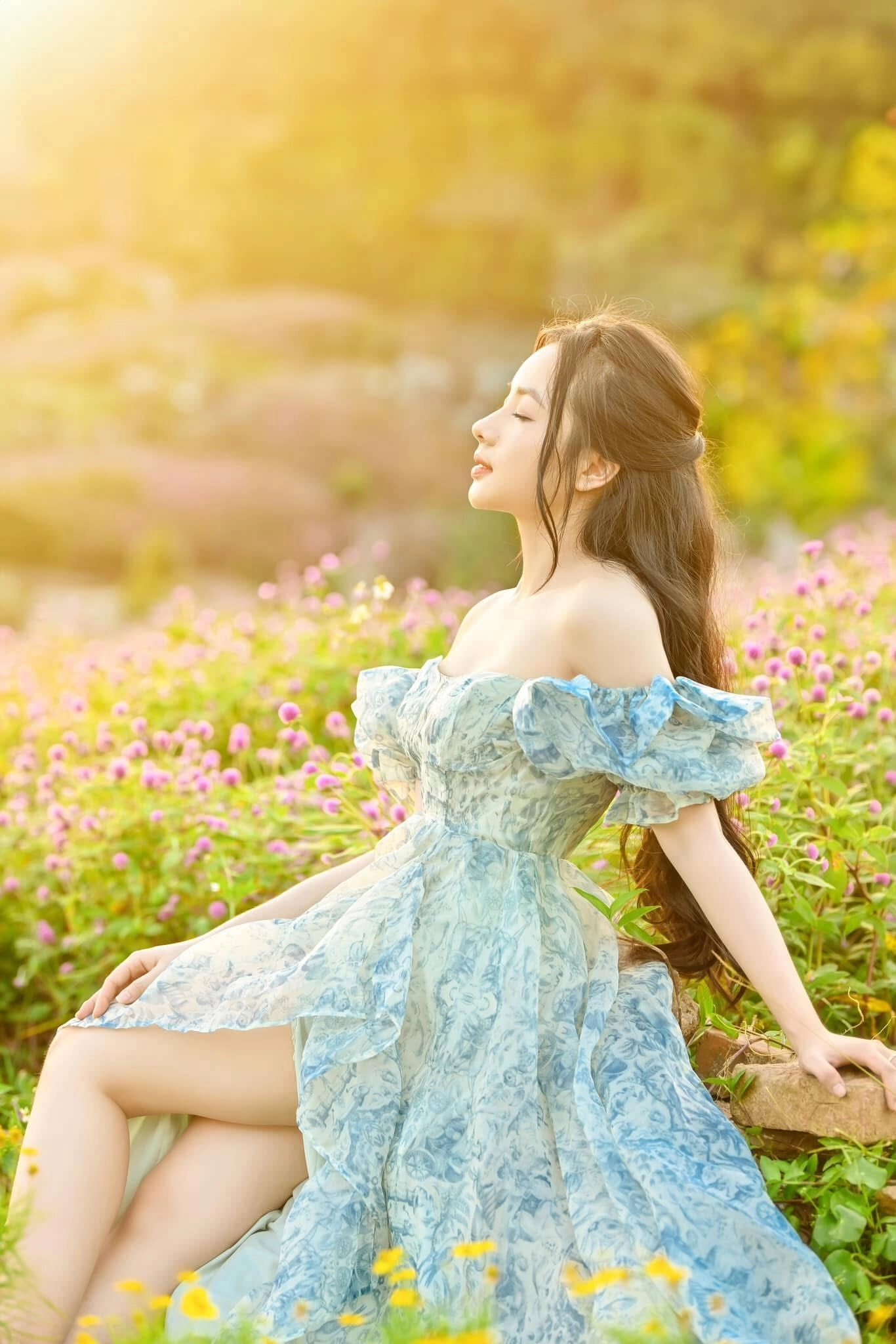 Thiếu nữa Váy xanh họa tiết bồng bềnh giữa ánh nắng vàng mơ mộng.