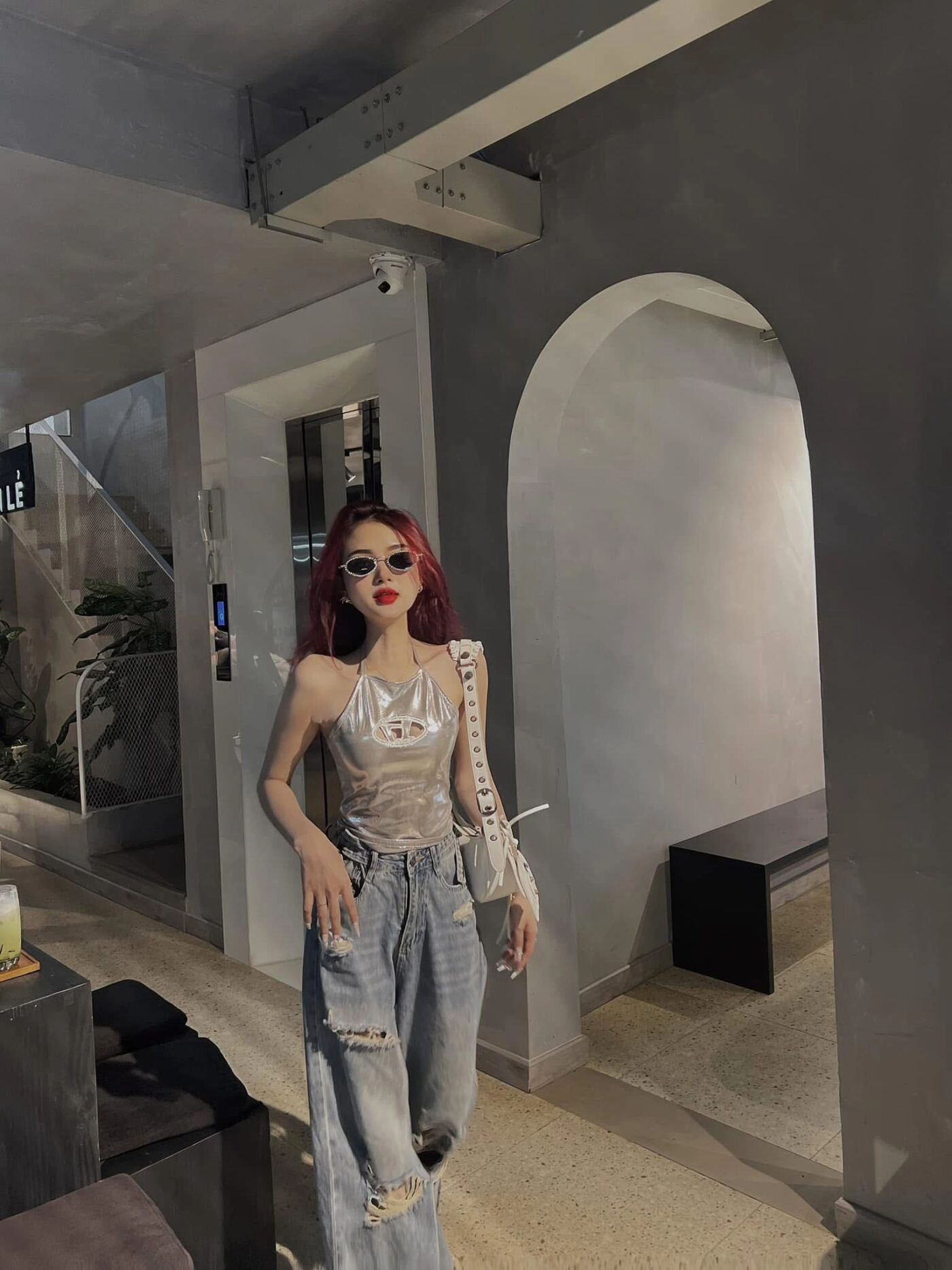 Gái xinh Áo ánh bạc kết hợp quần jeans rách và kính đen tạo vẻ đẹp chất lừ.