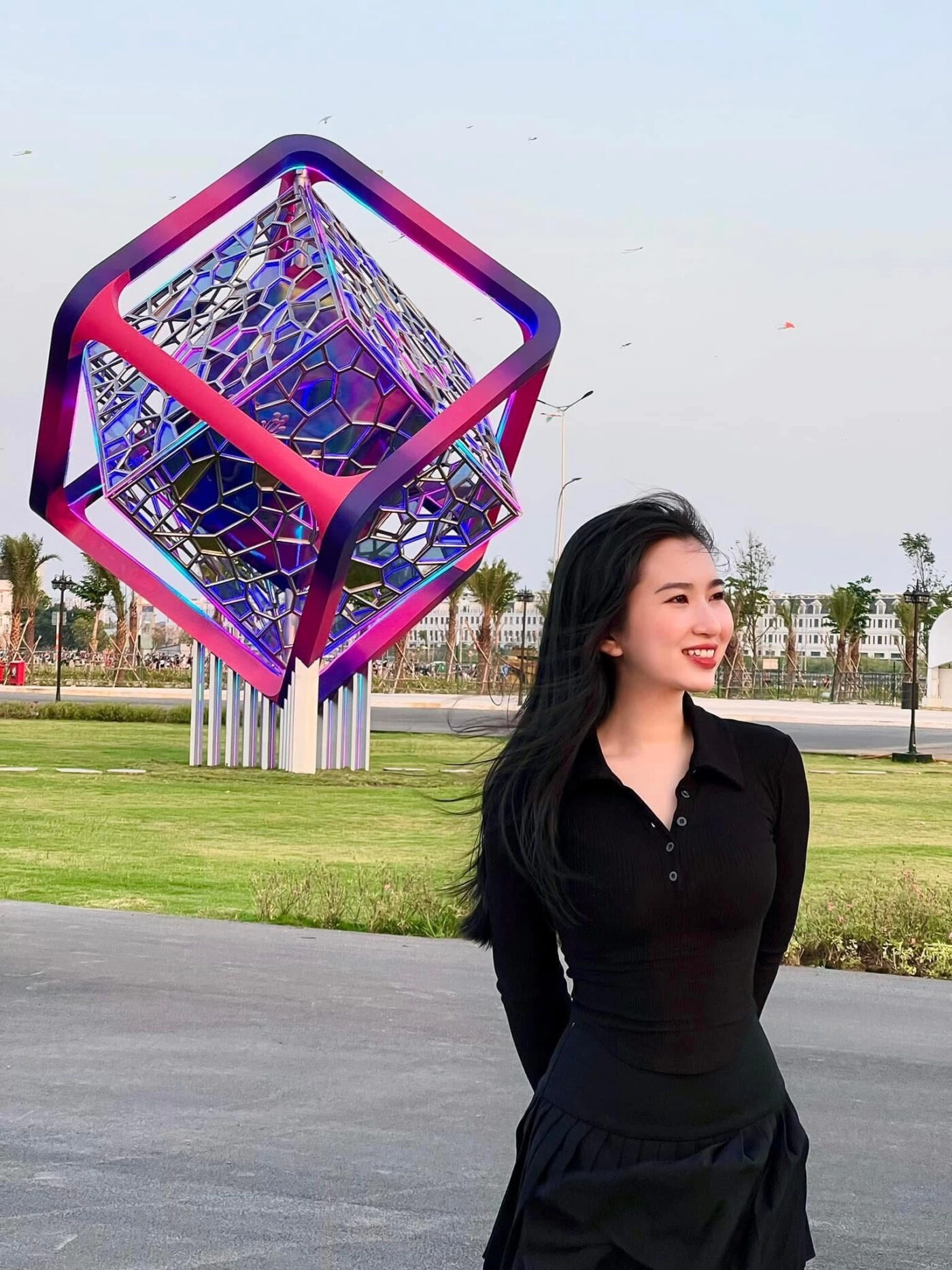 Nàng thơ với nụ cười rạng rỡ cùng áo đen bó sát, tôn lên vẻ đẹp cuốn hút.