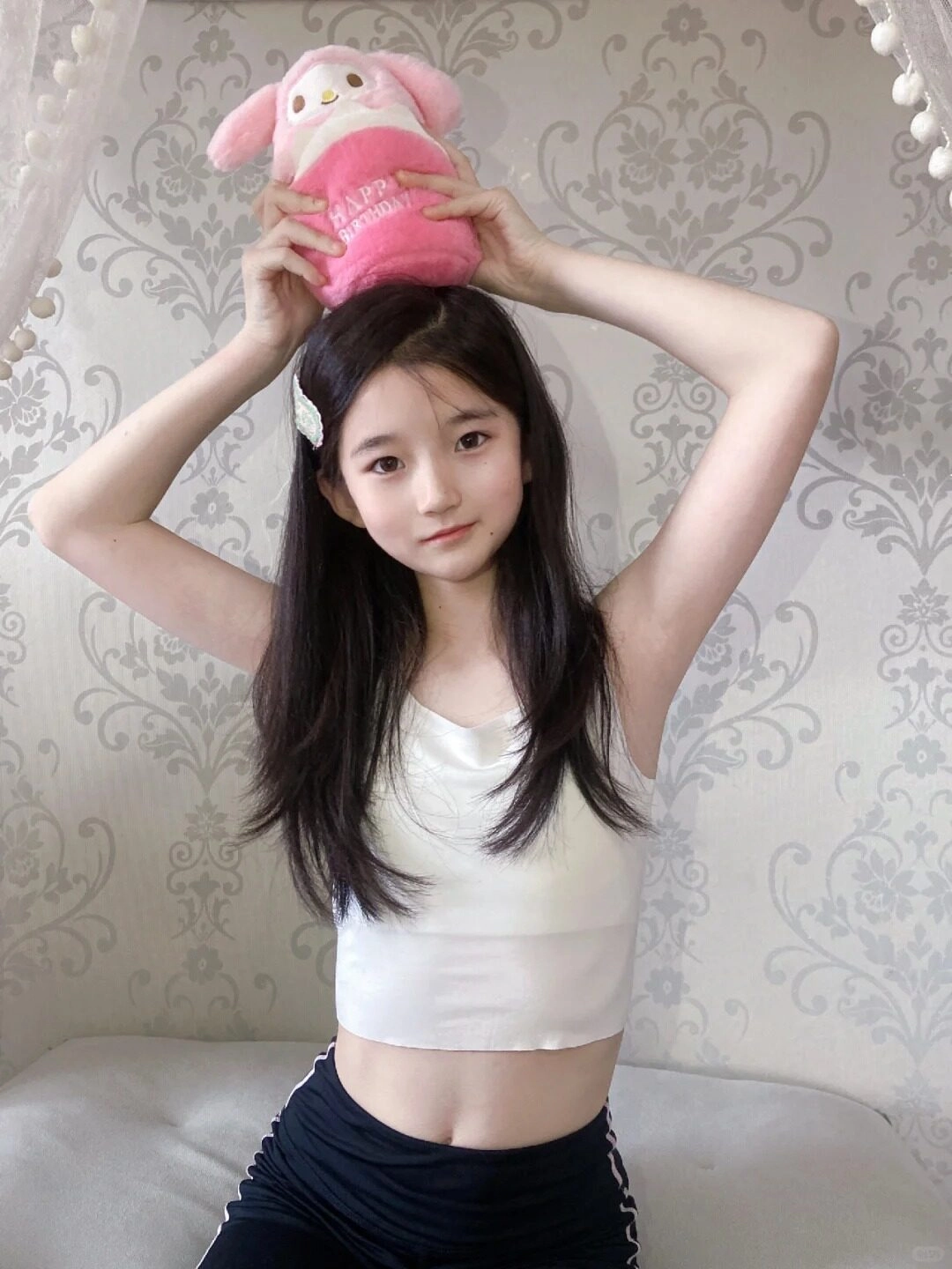 Em gái dịu dàng, tạo dáng đáng yêu với thú bông nhỏ xinh.