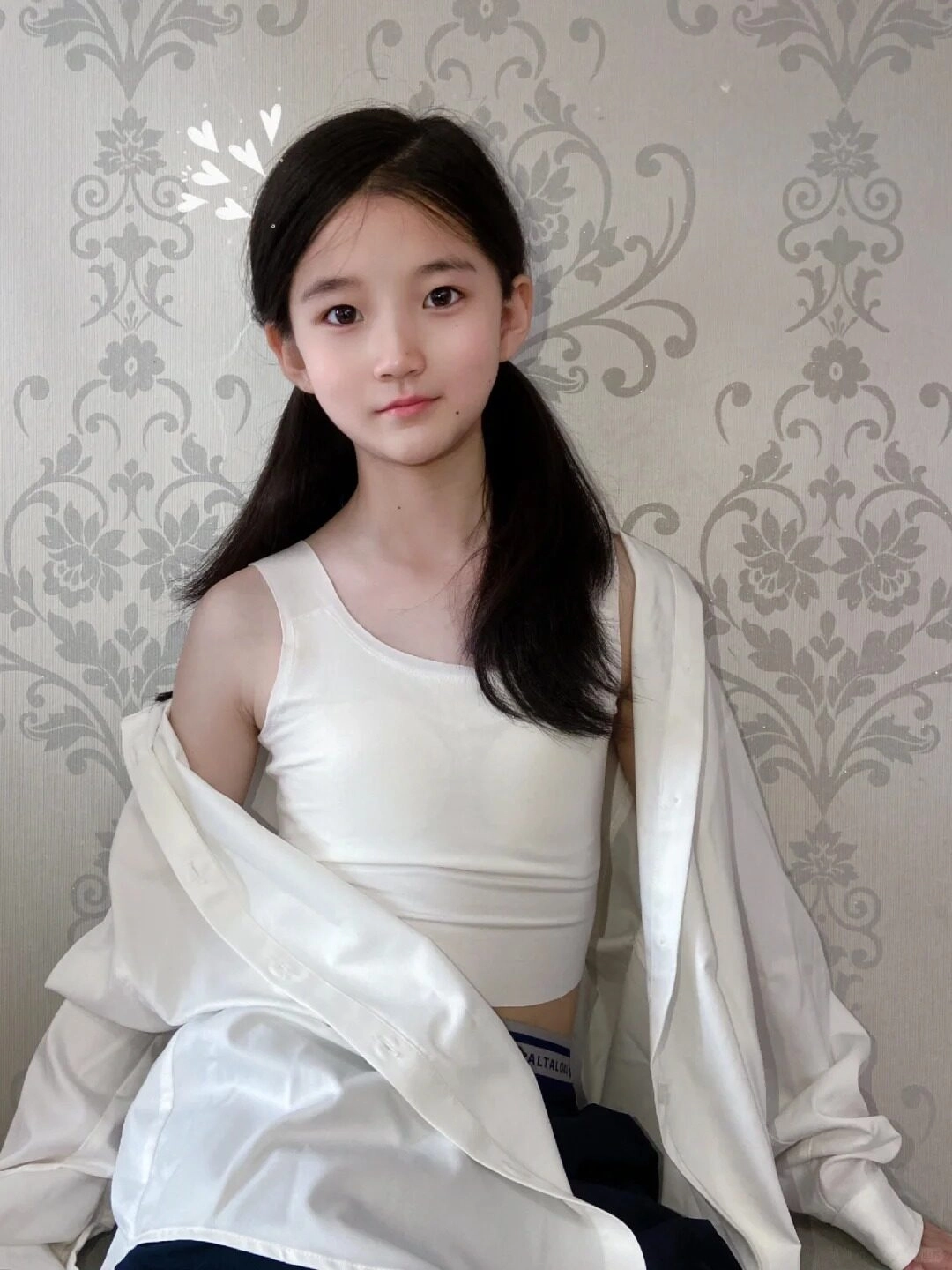 Ánh mắt trong trẻo, mái tóc dài mềm mại, đầy nét thơ ngây.