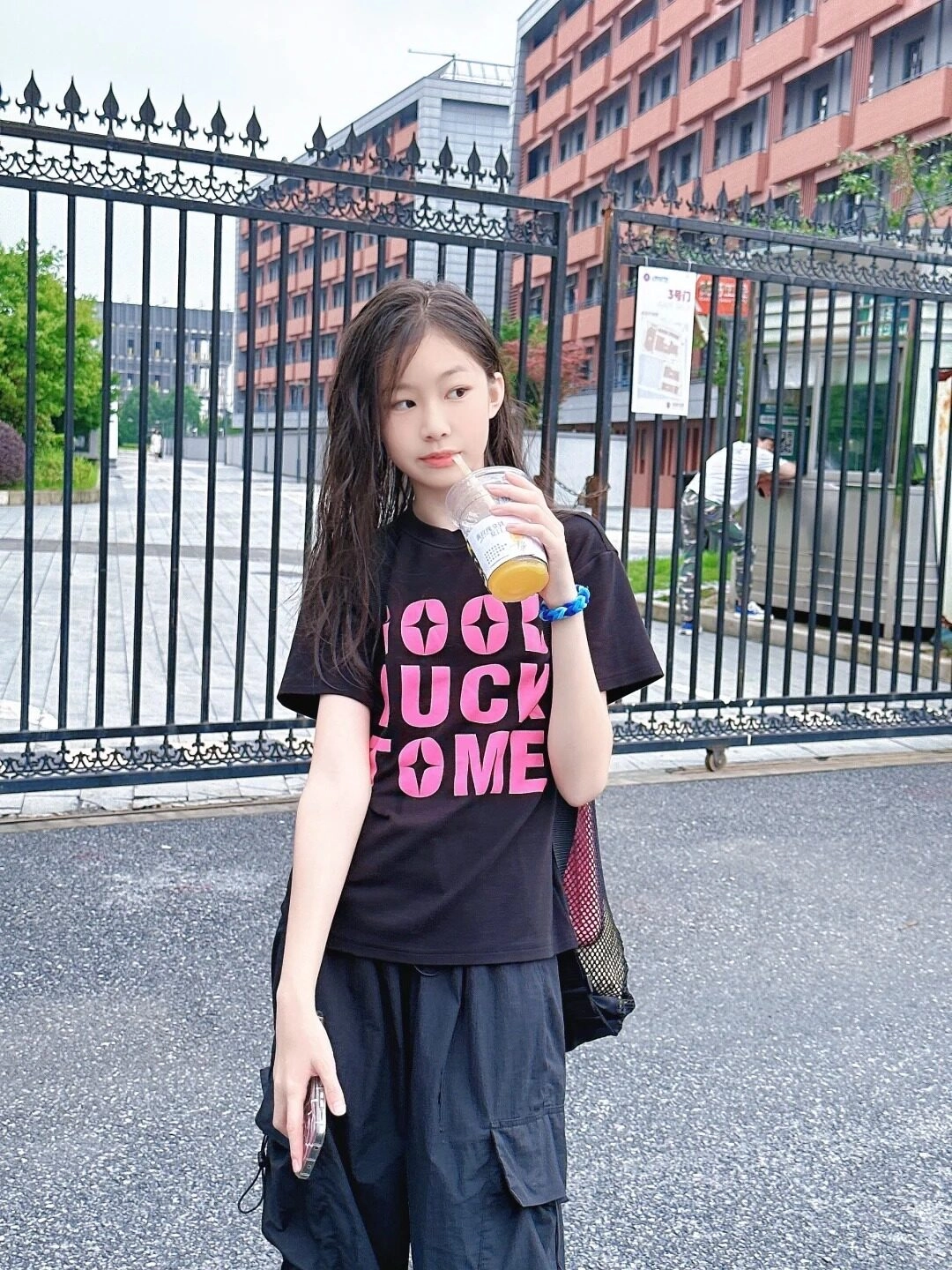Cô bé cá tính uống trà sữa, phong cách trẻ trung, năng động.