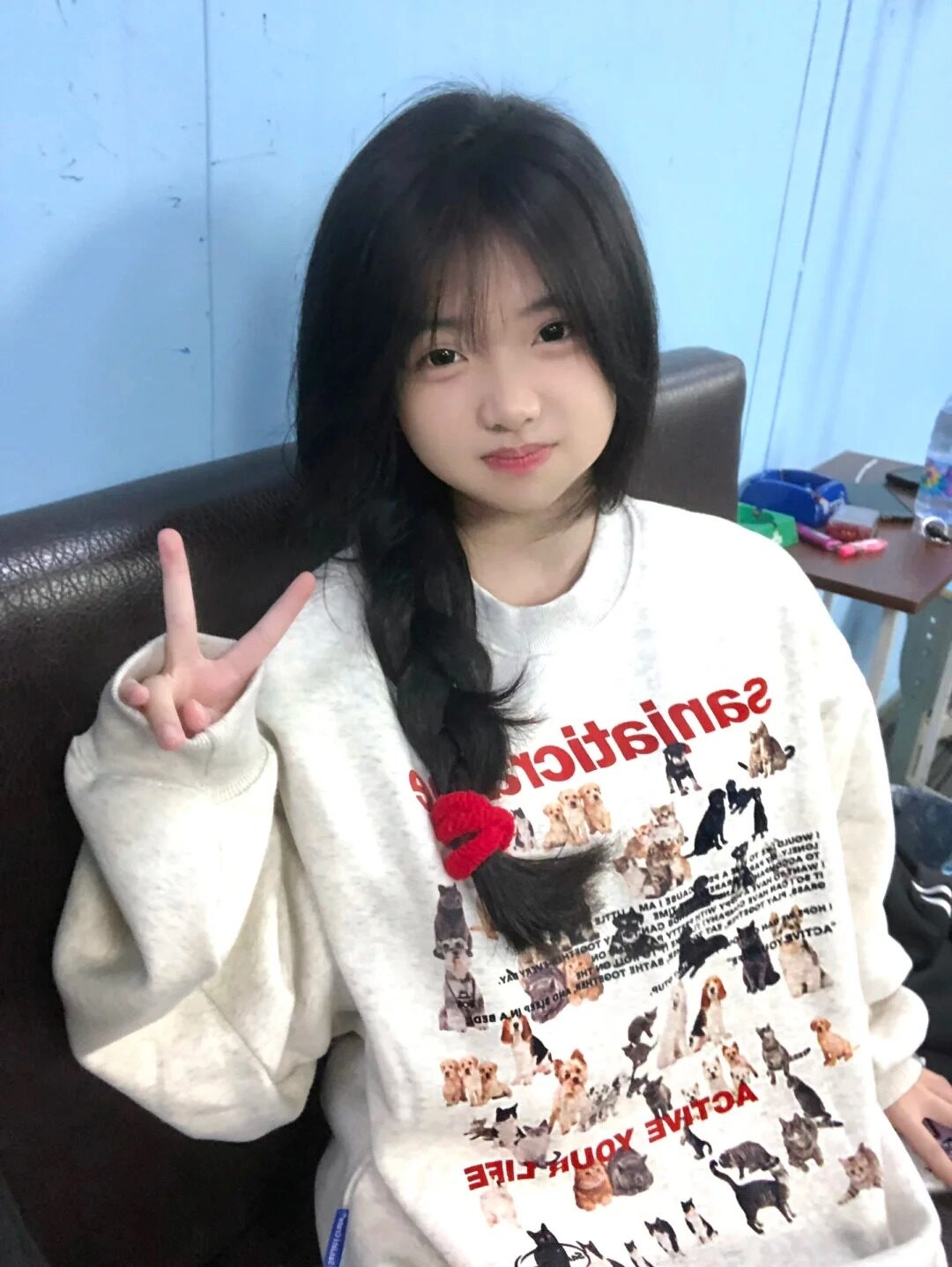 Nụ cười nhẹ nhàng, trong veo của cô bé tóc dài.