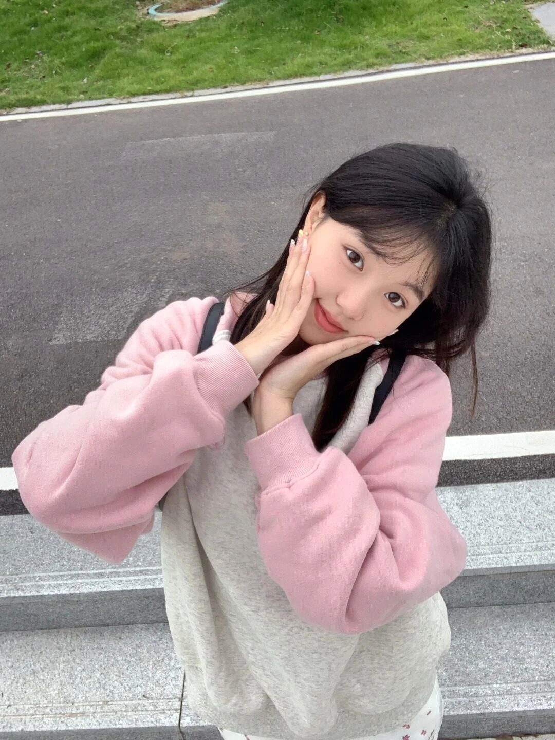 Em gái nhỏ tinh nghịch, vui tươi trong bộ đồ thể thao.