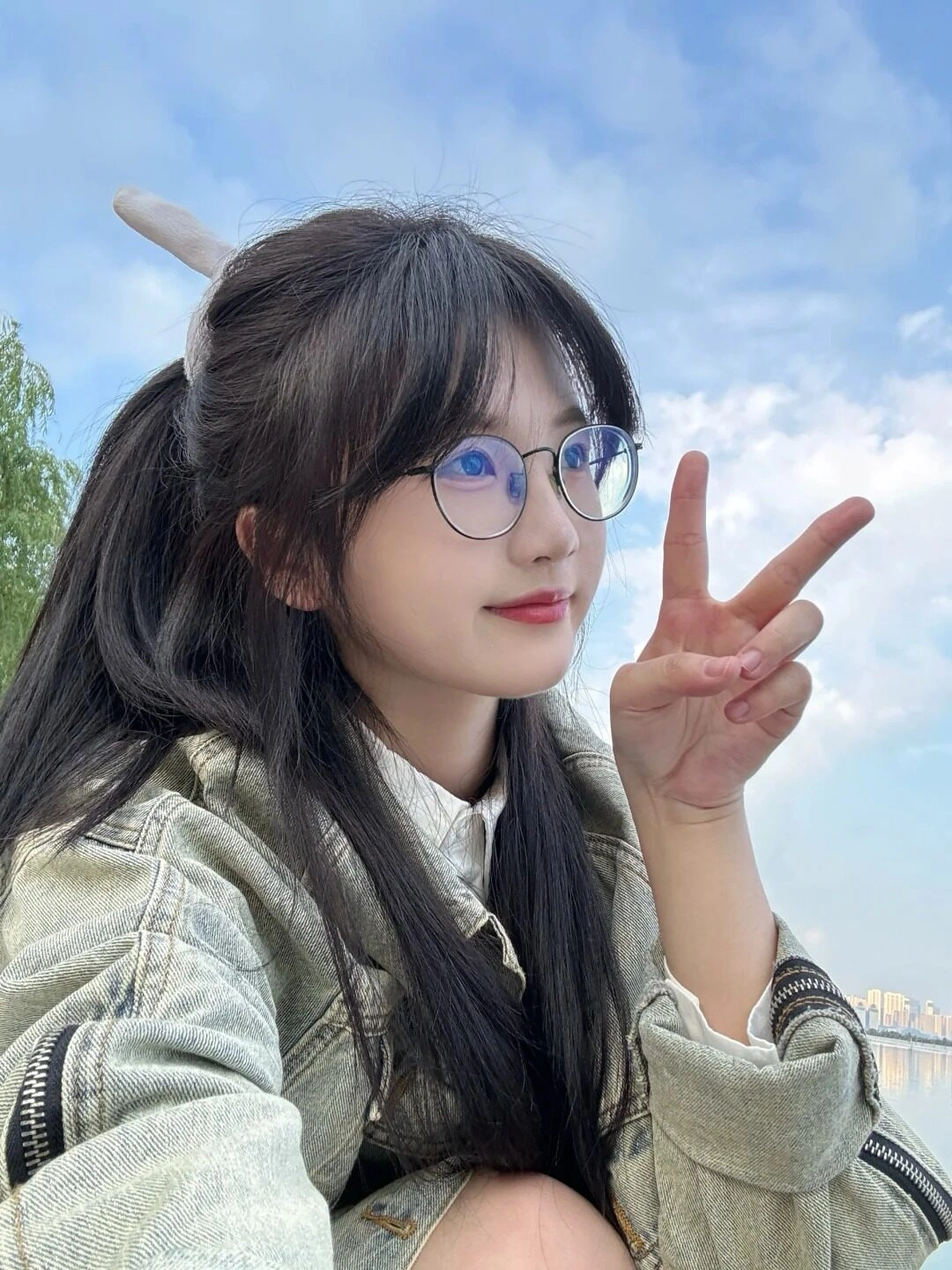 Vẻ đẹp trong sáng, đáng yêu của cô gái nhỏ dưới nắng mai.