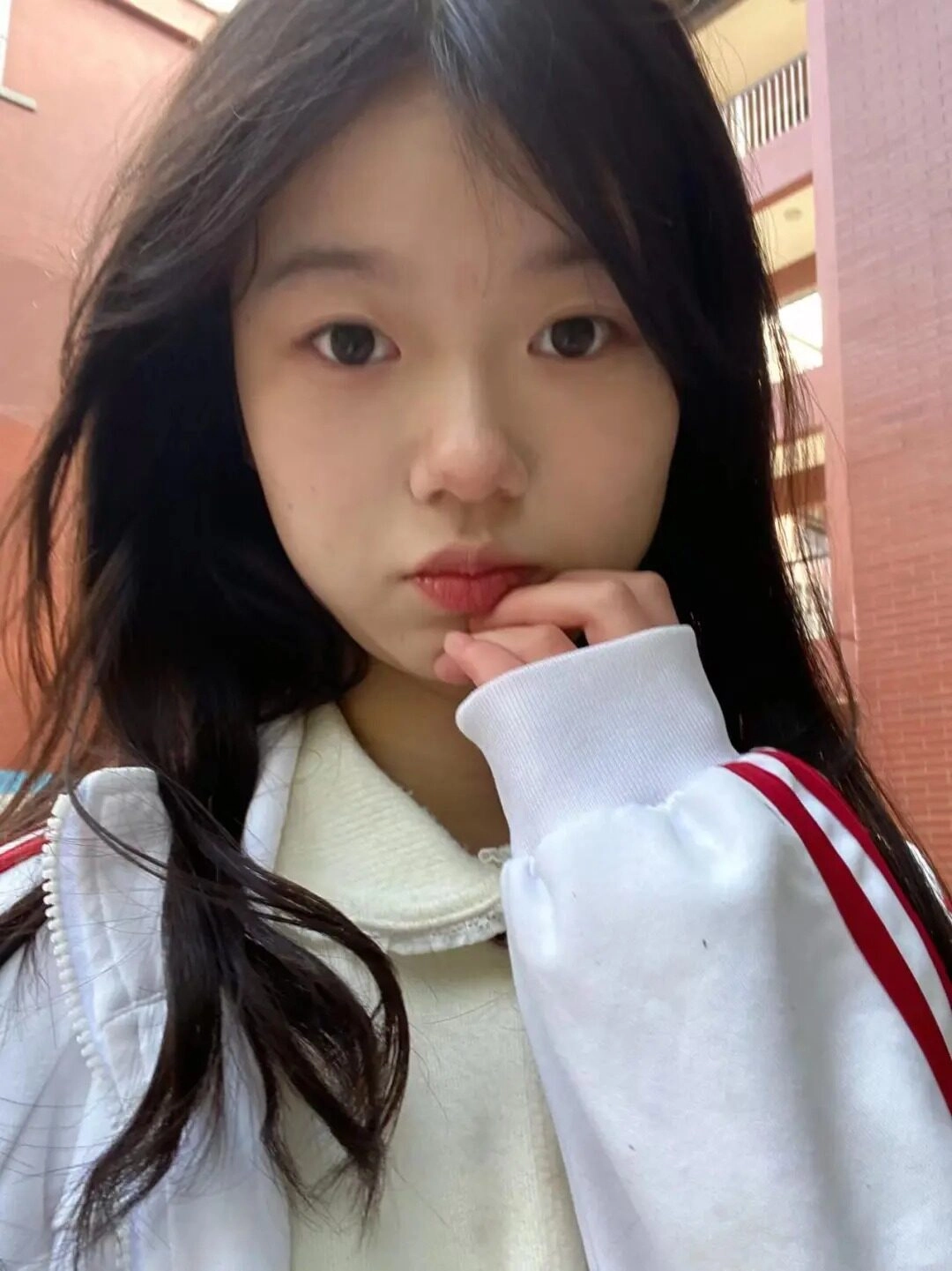 Khoảnh khắc trầm tư giữa sân trường, đôi mắt như kể cả một câu chuyện.