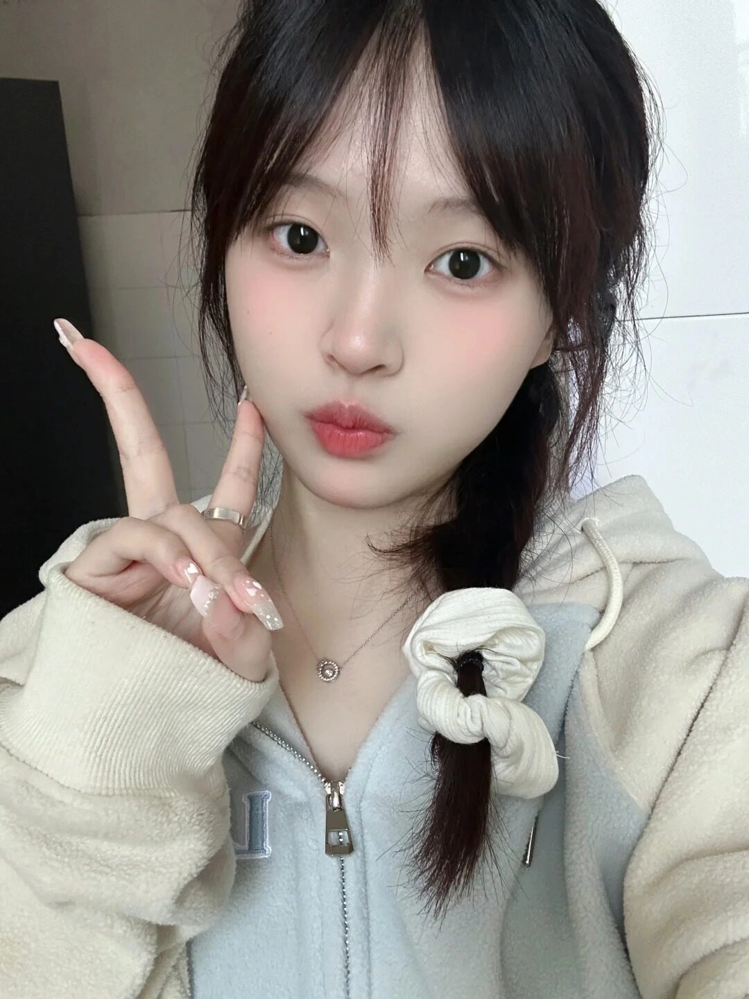 Tạo dáng xinh xắn cùng bộ hoodie ấm áp, thần thái tự tin khiến ai cũng mê.