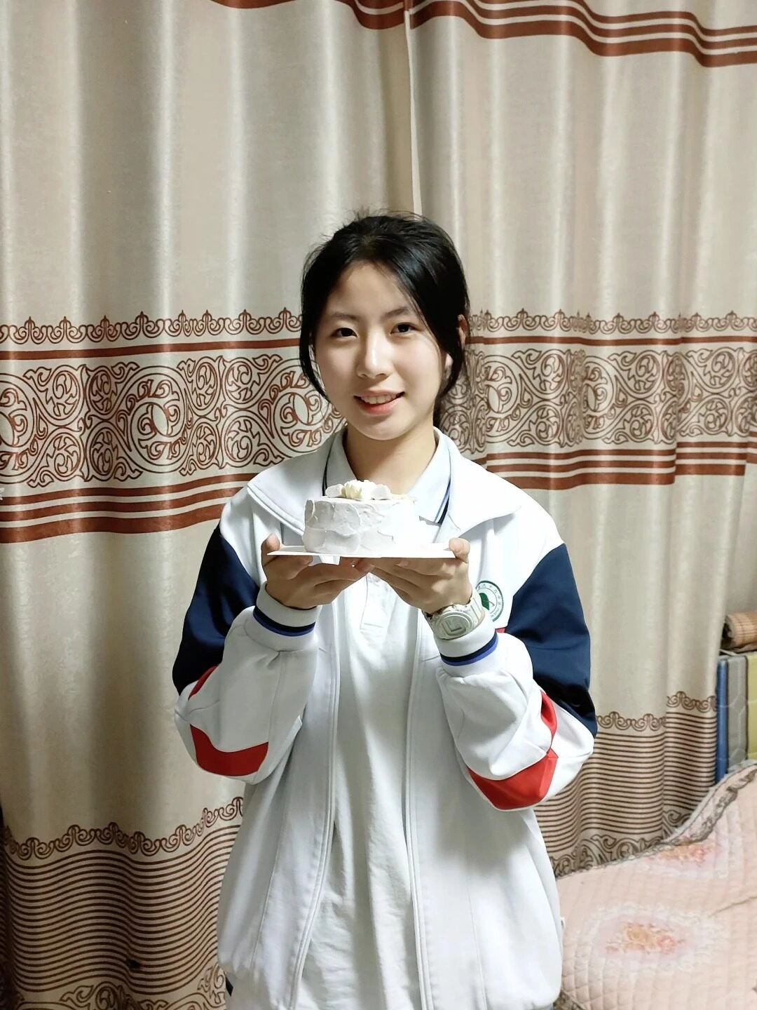 Bánh kem tự làm, một chút vụng về nhưng tràn đầy sự đáng yêu và chân thành!