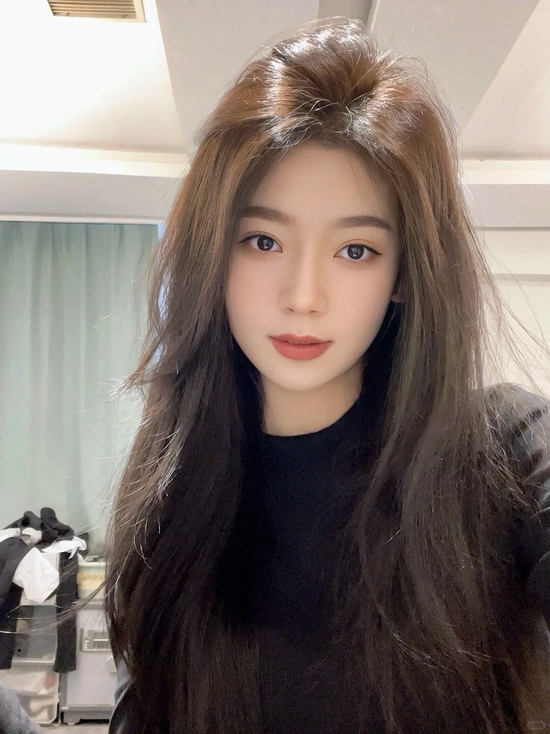 Hot girl tóc bồng bềnh, áo đen, vẻ đẹp đẽ sa mê hoặc.