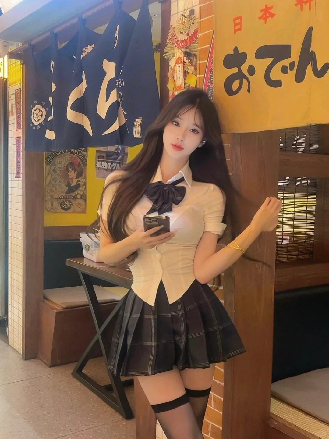 "Thiếu nữ trong bộ đồng phục, thần thái lạnh mà cuốn hút.