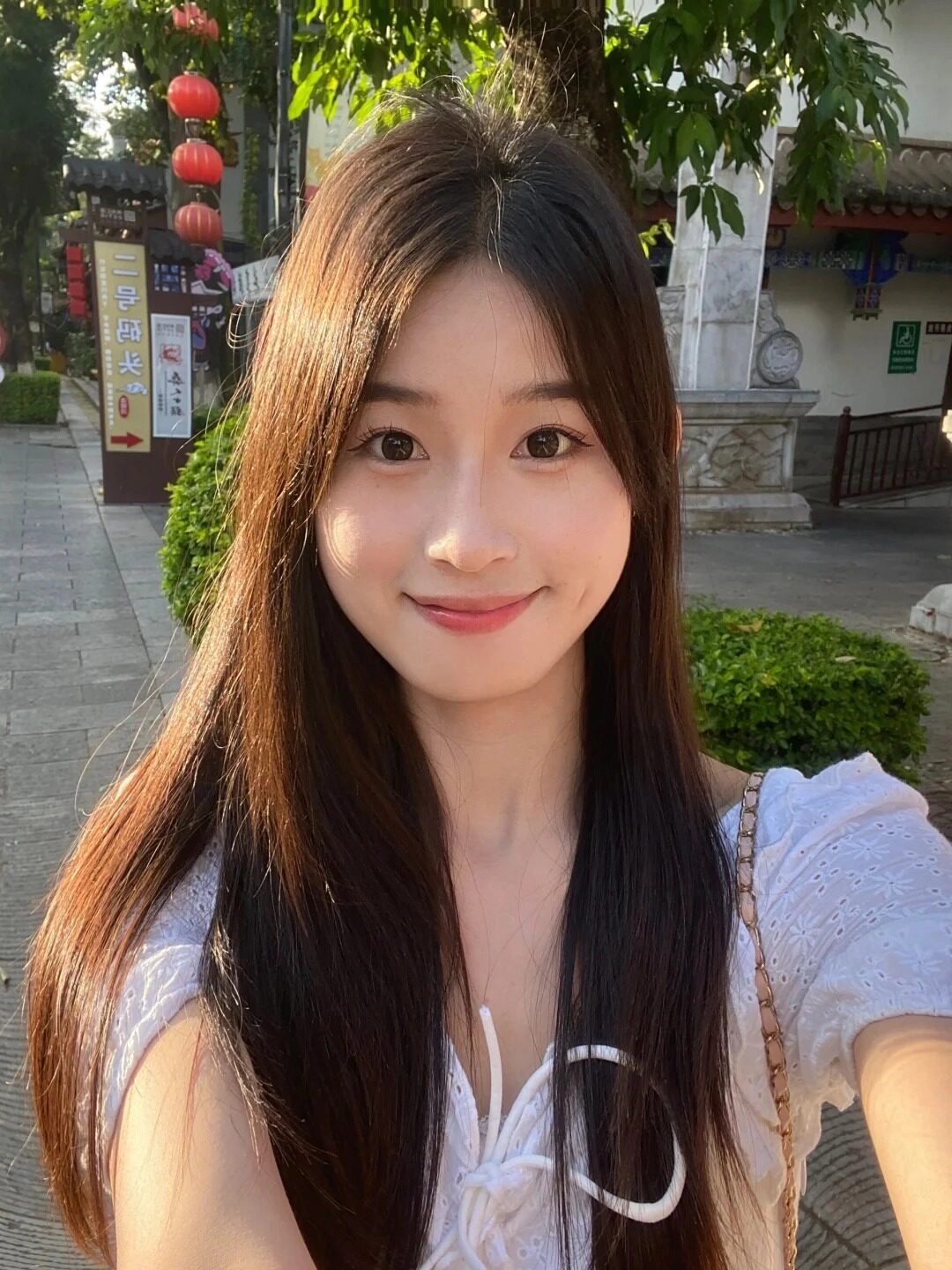 Cô nàng váy trắng, tóc dài bóng ả, nụ cười tỏa nắng rạng rỡ