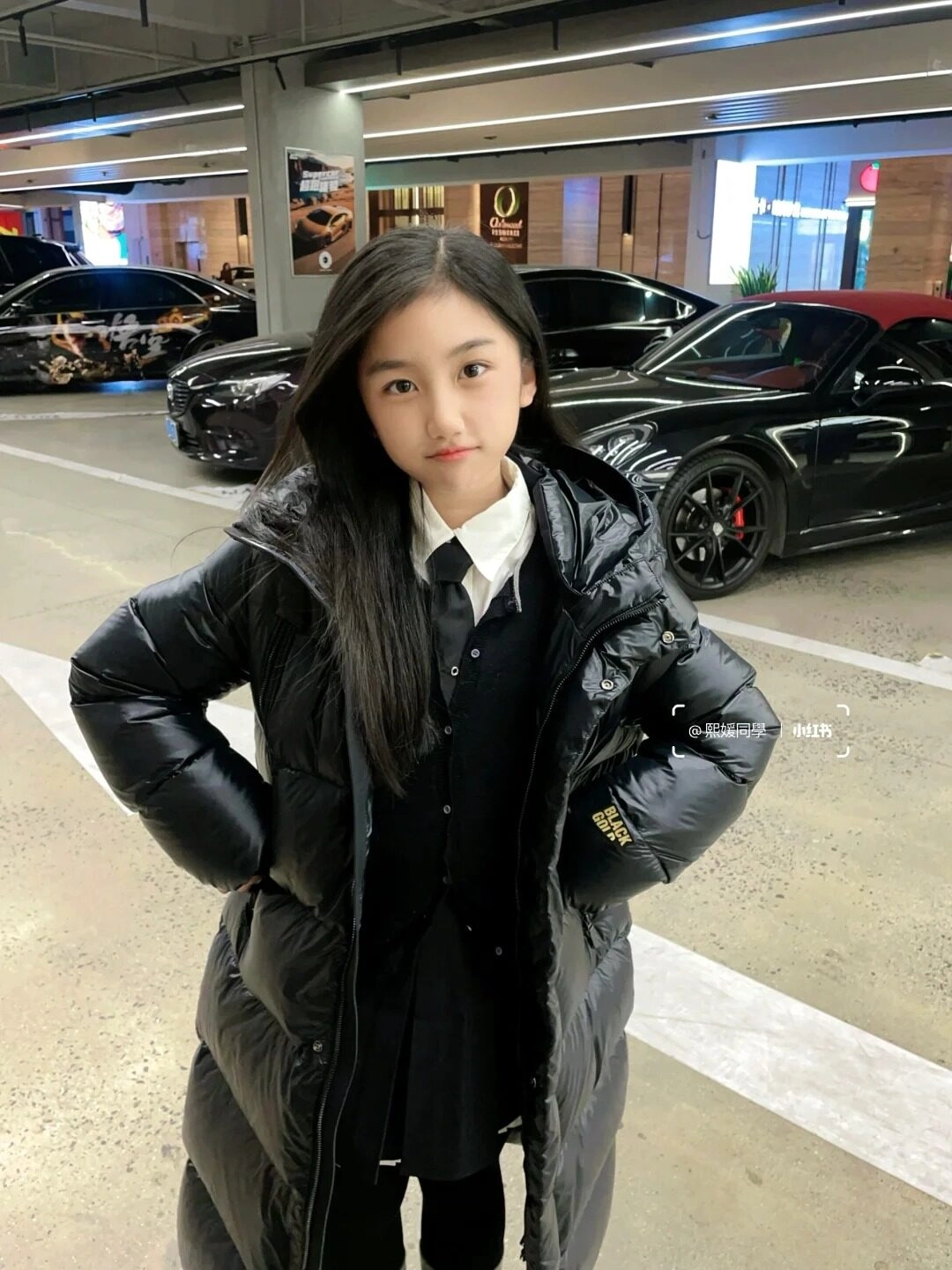 Phong cách năng động, cá tính trong chiếc áo khoác đen thời trang.