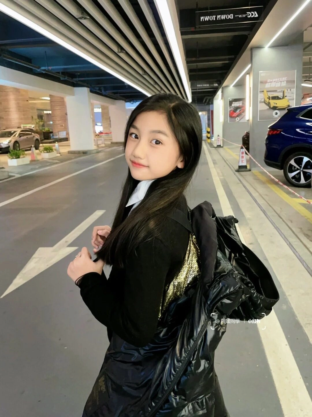 Ánh mắt tinh nghịch, tươi tắn của cô bé trong trung tâm thương mại.