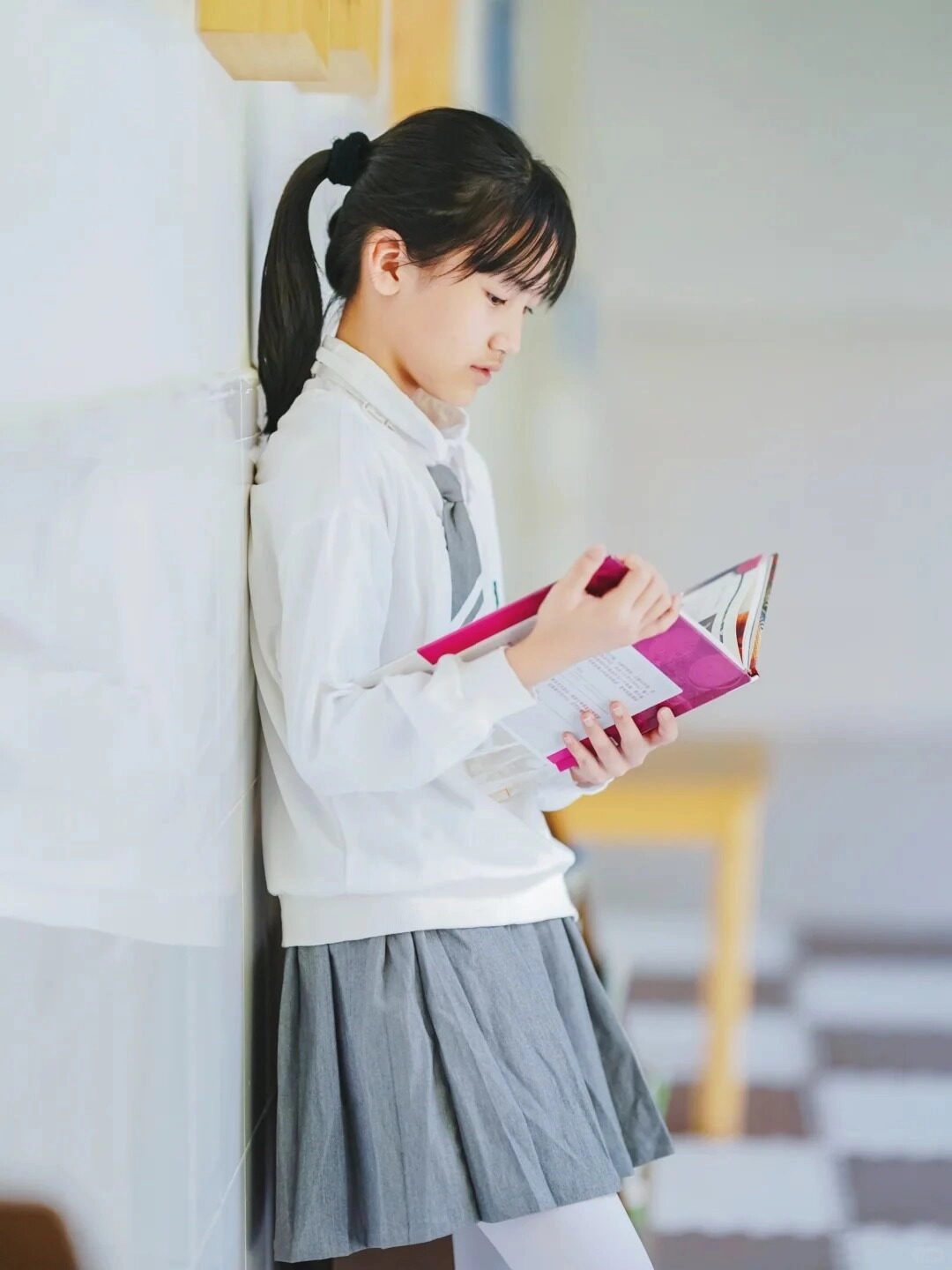 Góc nghiêng tập trung, say mê đọc sách, toát lên vẻ đẹp tri thức.