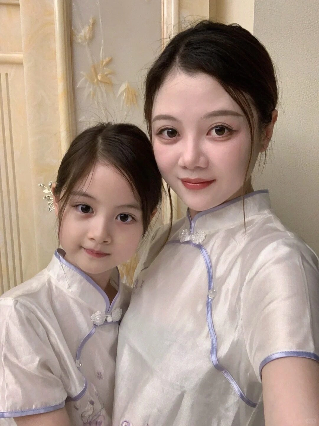 Áo dài trắng với viền tím nhẹ nhàng, mẹ con toát lên vẻ thanh tao.