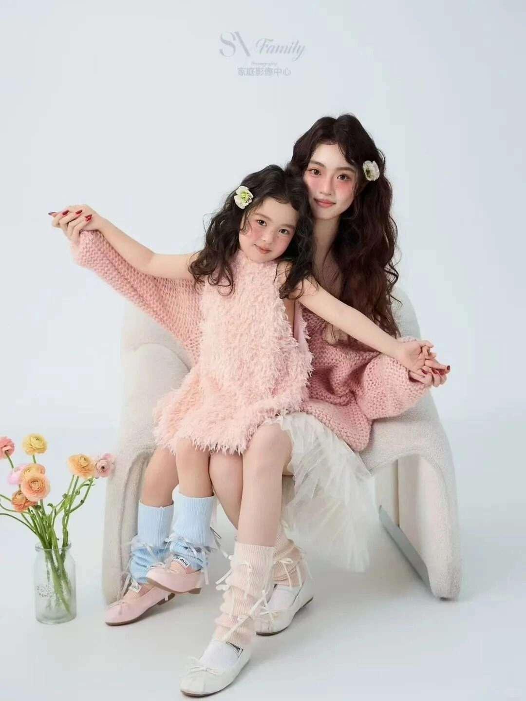 Mẹ và con gái diện váy hồng, nụ cười ngọt ngào tỏa sáng.