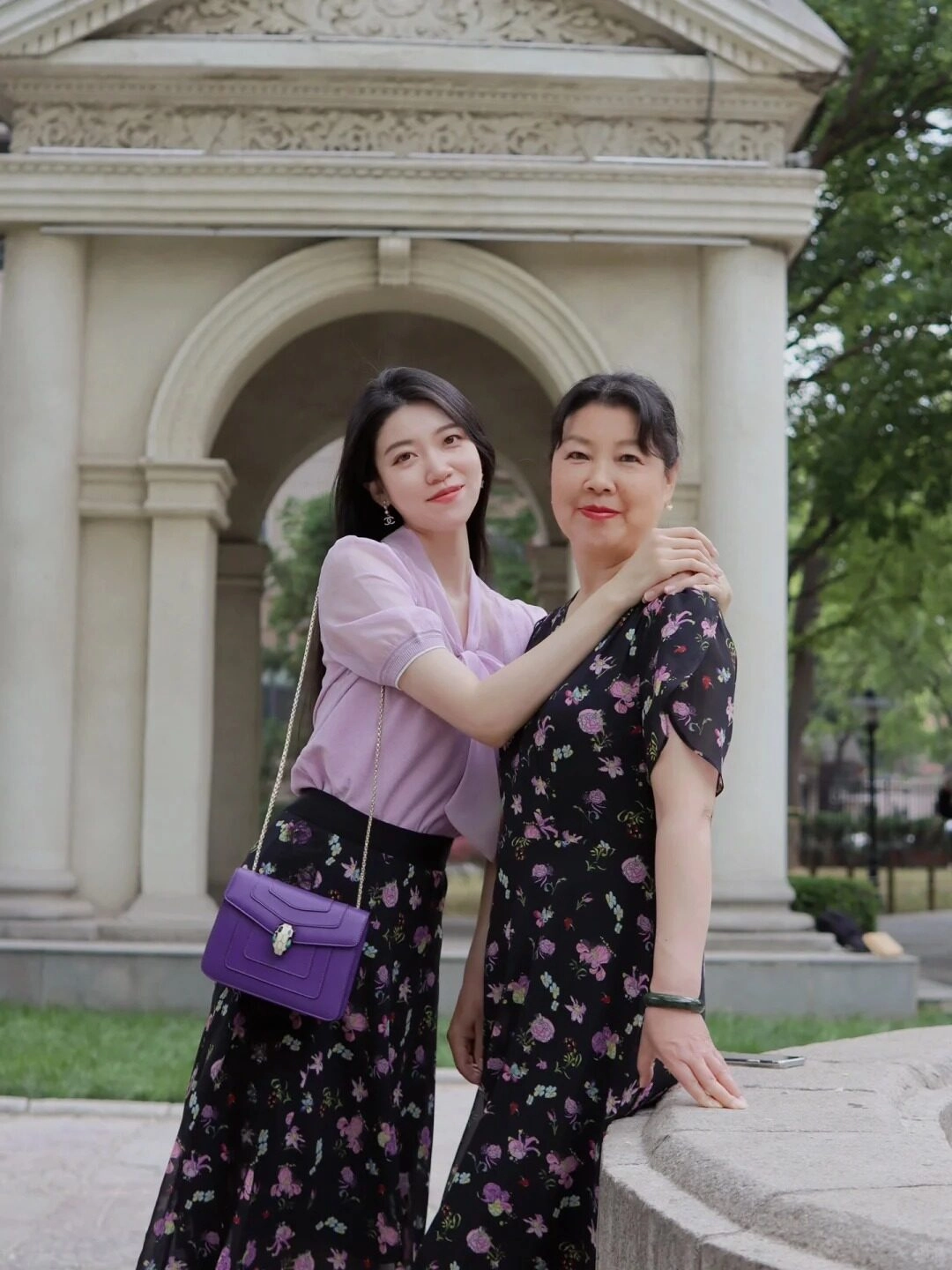 Vòng tay ấm áp của mẹ, nơi con luôn tìm thấy bình yên.