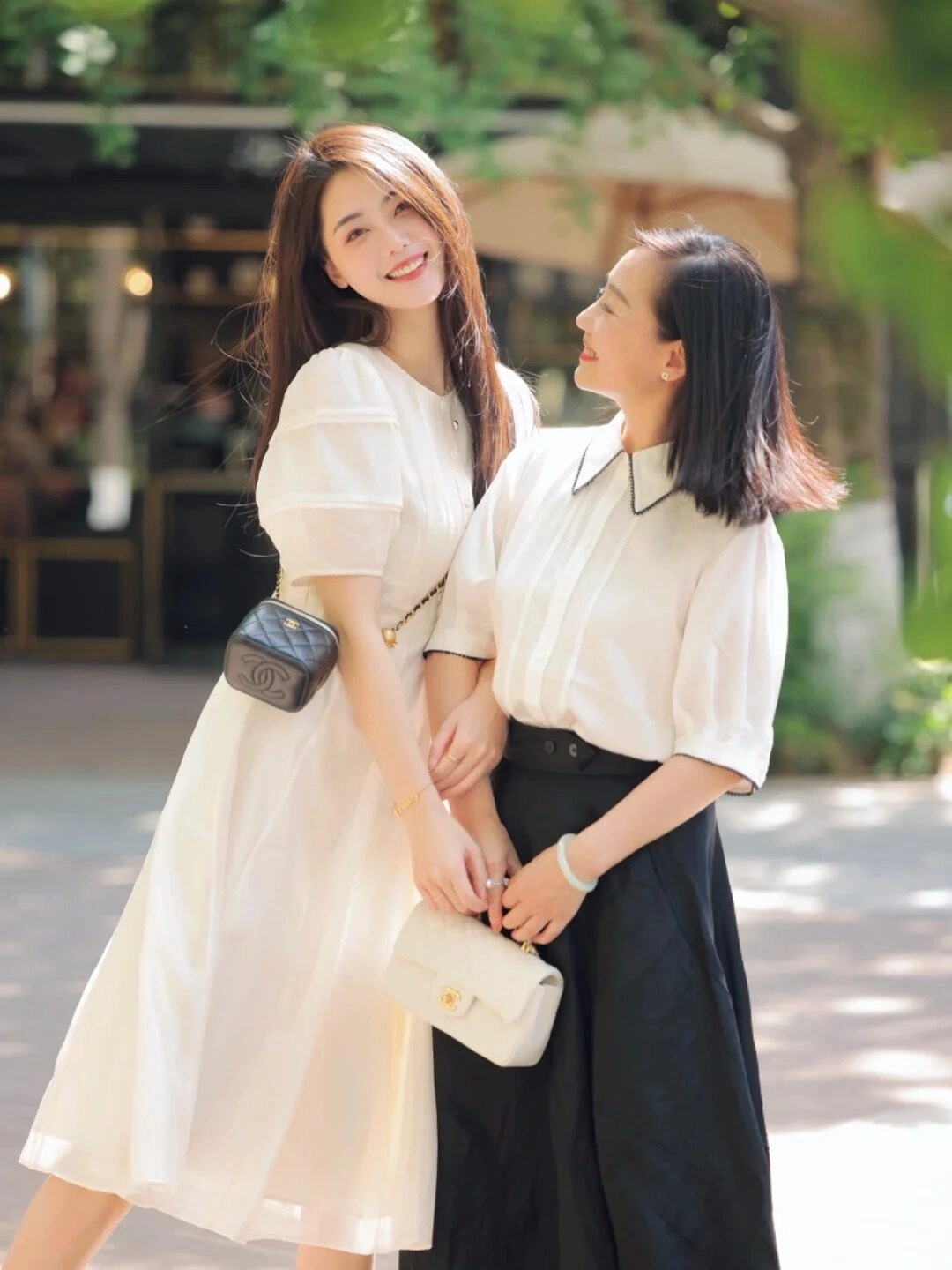 Váy trắng nhẹ nhàng, mẹ con cười tươi dưới nắng sớm trong lành.