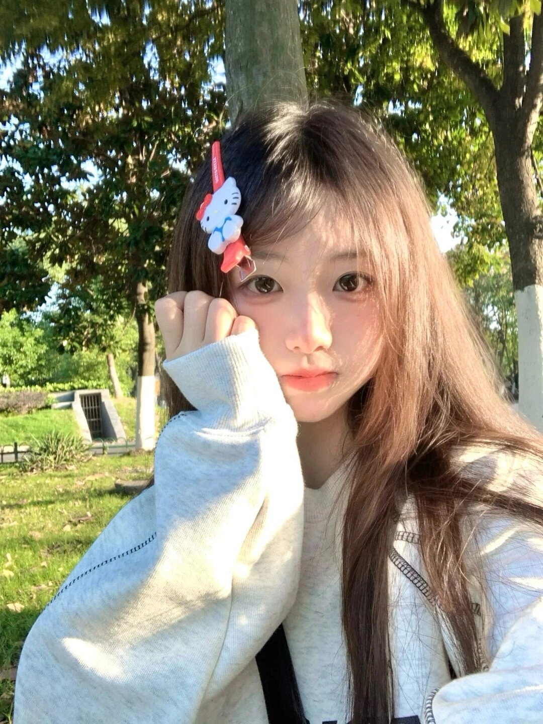 Kiểu tạo dáng dễ thương với kẹp tóc Hello Kitty, ánh mắt trong trẻo.