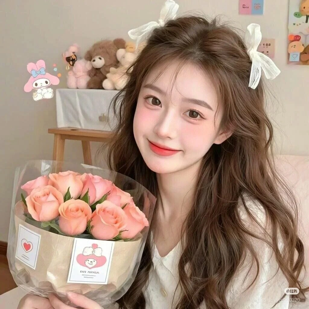 Hai chiếc nơ trắng duyên dáng, cầm bó hoa hồng, nụ cười ngọt ngào.