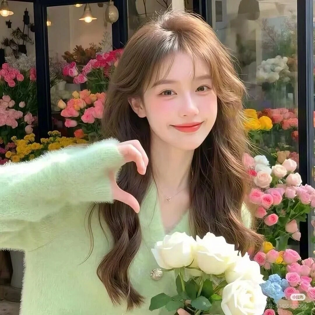 Áo len xanh pastel tươi sáng, biểu cảm làm tim đáng yêu trước tiệm hoa.