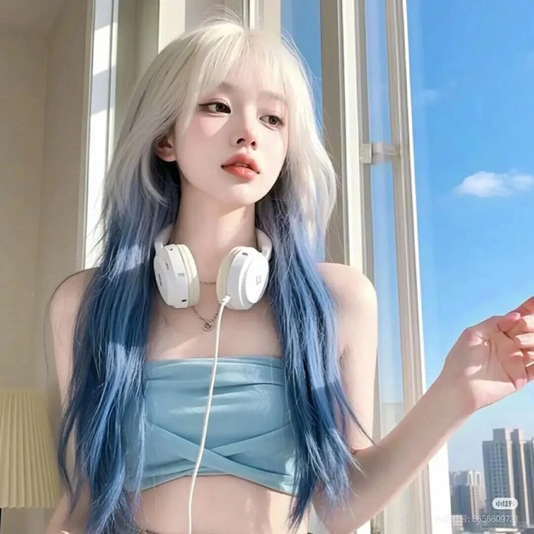 Mái tóc highlight xanh-trắng nổi bật, tai nghe cá tính, thần thái nhẹ nhàng, cuốn hút.