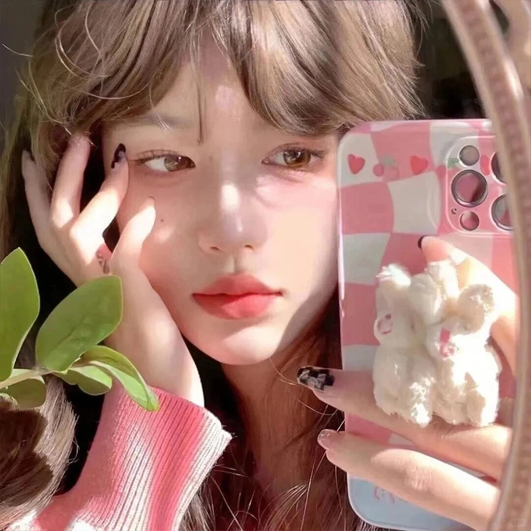 Cô nàng trầm tư, dịu dàng chụp selfie cùng điện thoại hồng.