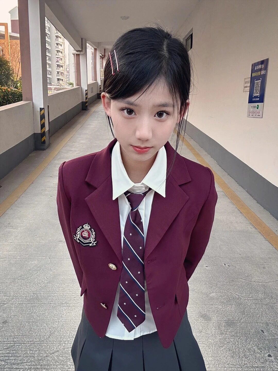 Cô bạn diện vest đỏ lịch sự, tóc búi thấp với thanh lý vừa yêu.