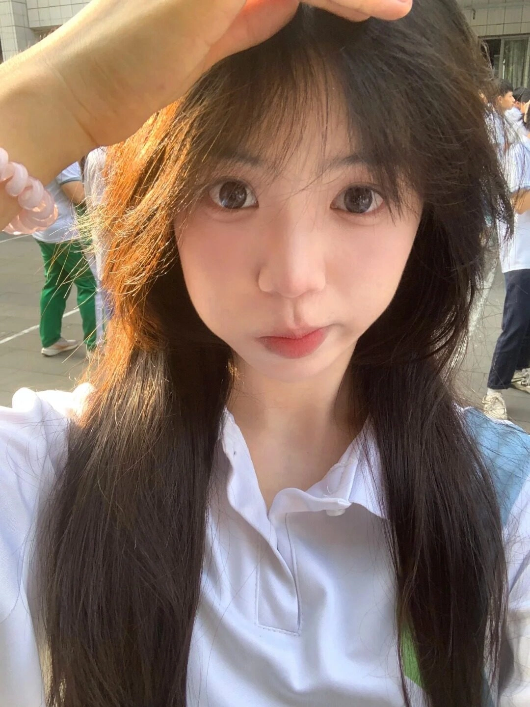 Gương mặt dễ thương với thư giãn thư giãn xõa, biểu cảm bối rối đáng yêu.